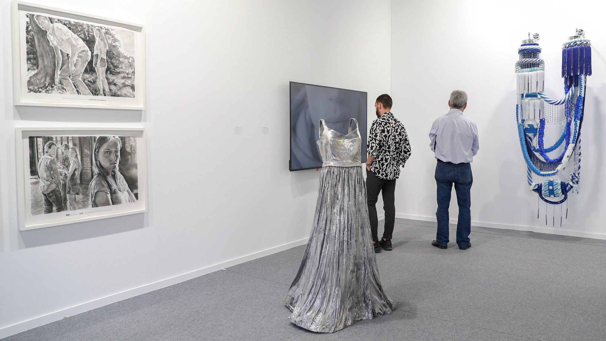 Visitantes observam obras em exposição durante a inauguração oficial da ARCOlisboa 2019 no Espaço Opening, na Cordoaria Nacional, em Lisboa, 15 de maio de 2019. ANTÓNIO COTRIM/LUSA