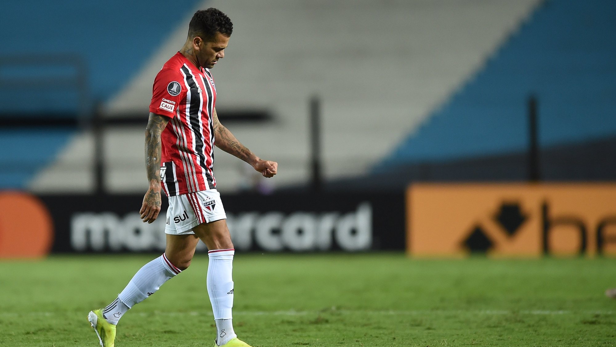 epa09180022 Sao Paulo&#039;s Dani Alves exits the pitch for a substitution during the Group E match of the Copa Libertadores between Racing Club and Sao Paulo, at the Presidente Peron &#039;El Cilindro&#039; stadium, in Avellaneda, Argentina, 05 May 2021.  EPA/Marcelo Endelli / POOL