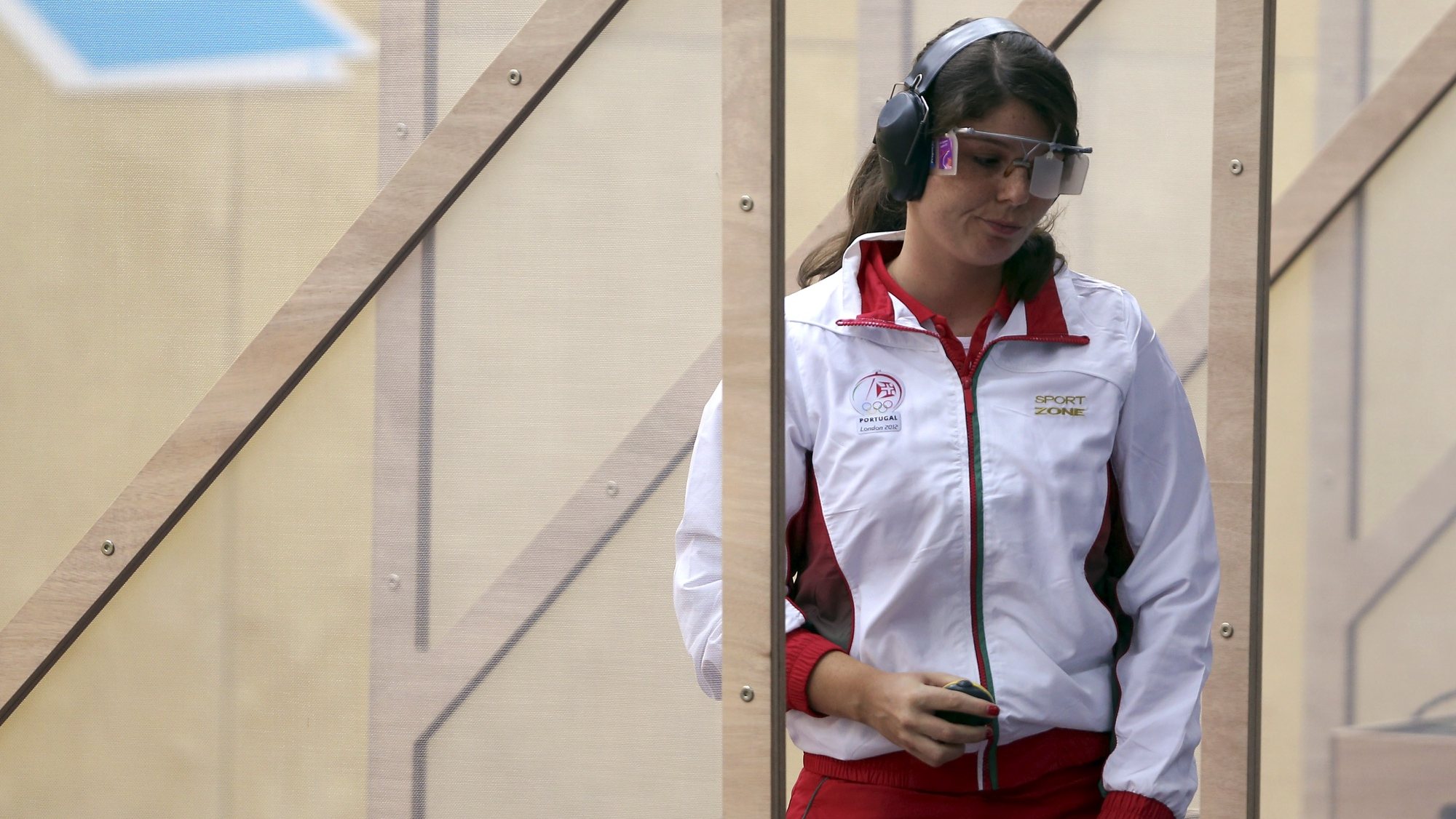 A atiradora portuguesa Joana Castelão, reage após a sua primeira série nas eliminatórias de pistola a 25 metros, nos Jogos Olímpicos em Londres, Inglaterra, 01 de agosto de 2012. NUNO VEIGA / LUSA