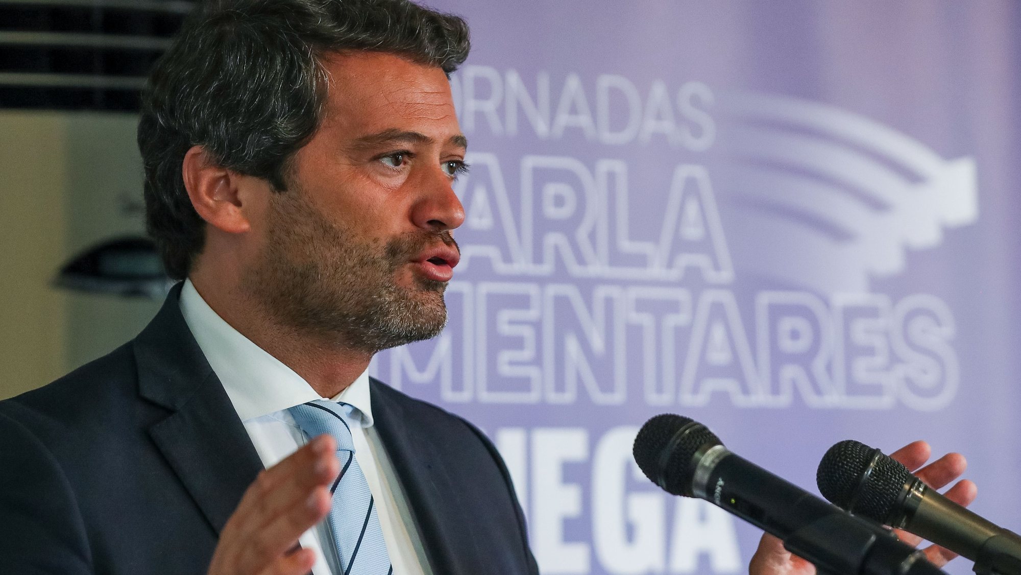 O presidente do Chega, André Ventura, durante a intervenção na sessão de abertura das jornadas parlamentares do partido, num hotel da Figueira da Foz, 11 de julho de 2022. PAULO NOVAIS/LUSA