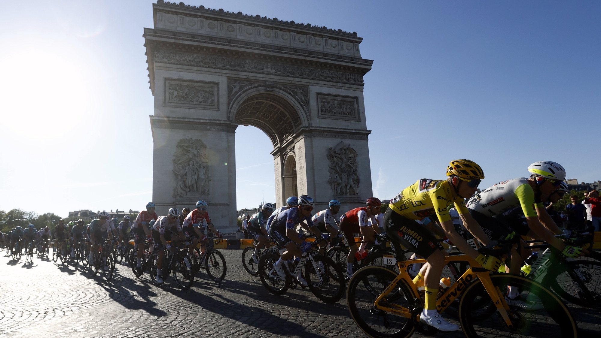 epaselect epa10089916 The Yellow Jersey Danish rider Jonas Vingegaard (2-R) of Jumbo Visma rides past the Arc de Triomphe during the 21st stage of the Tour de France 2022 over 115.6km from Paris La Defense in the Paris suburb of Nanterre to the Champs-Elysees in Paris, France, 24 July 2022.  EPA/GUILLAUME HORCAJUELO