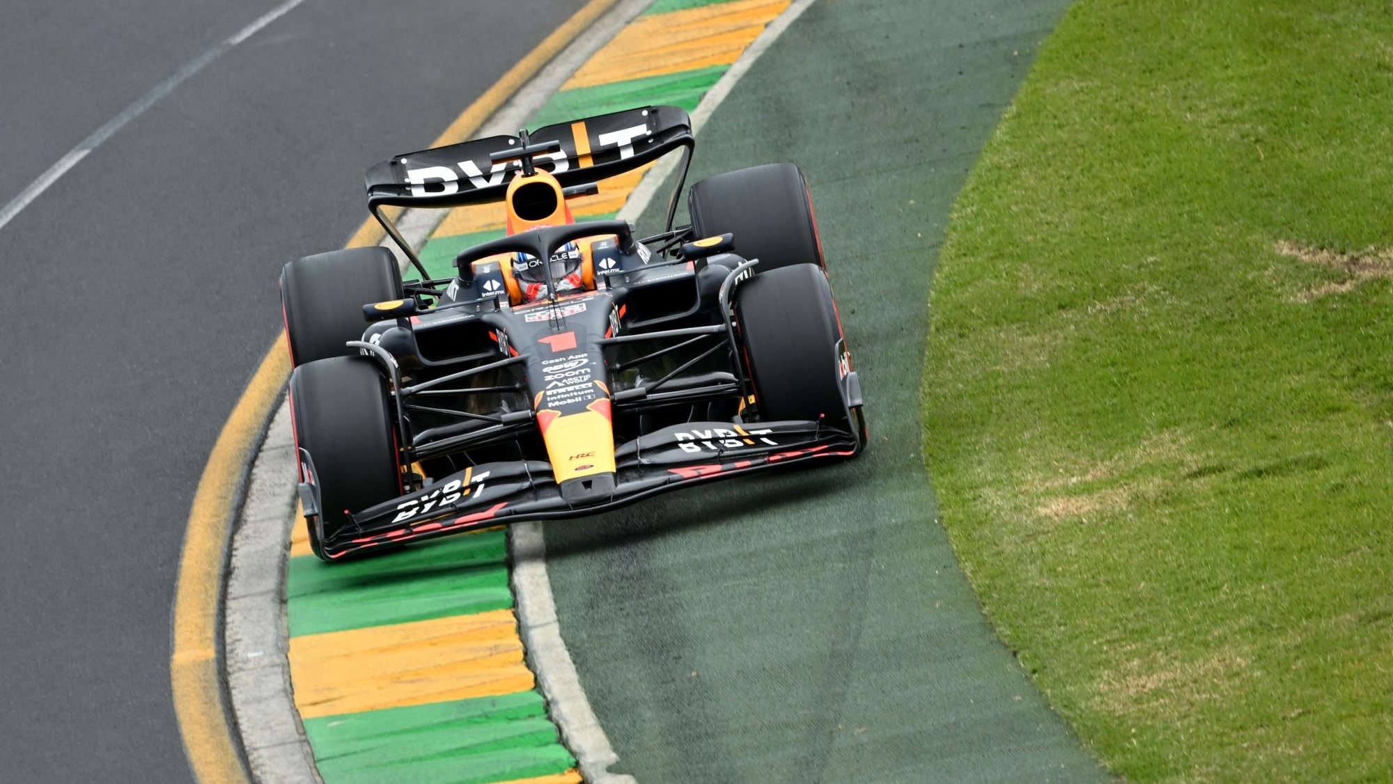 Verstappen voltou a ficar com a pole position no dia em que o companheiro de equipa Sergio Pérez teve uma saída de pista e vai arrancar do 20.º lugar