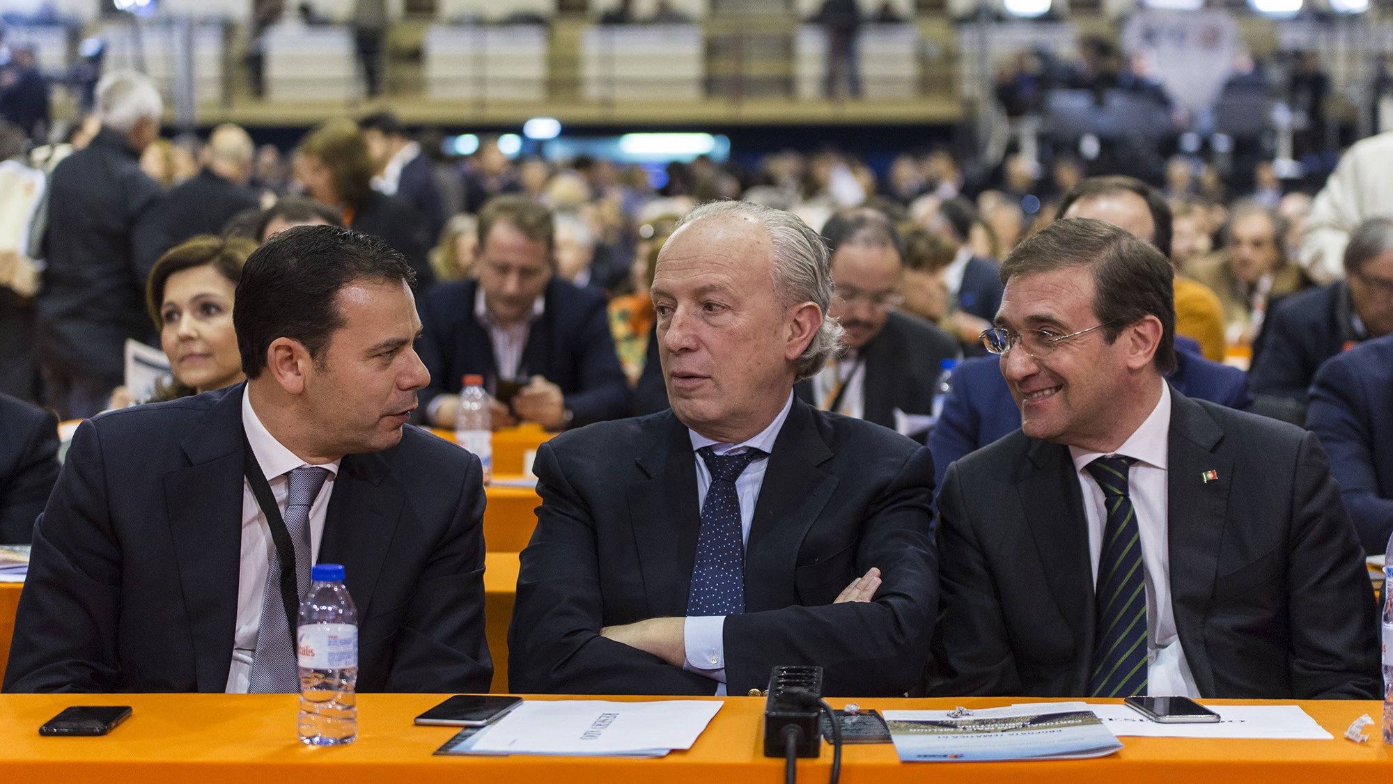 Luís Montenegro, Pedro Santana Lopes e Pedro Passos Coelho em abril de 2016, no 36º Congresso do PSD