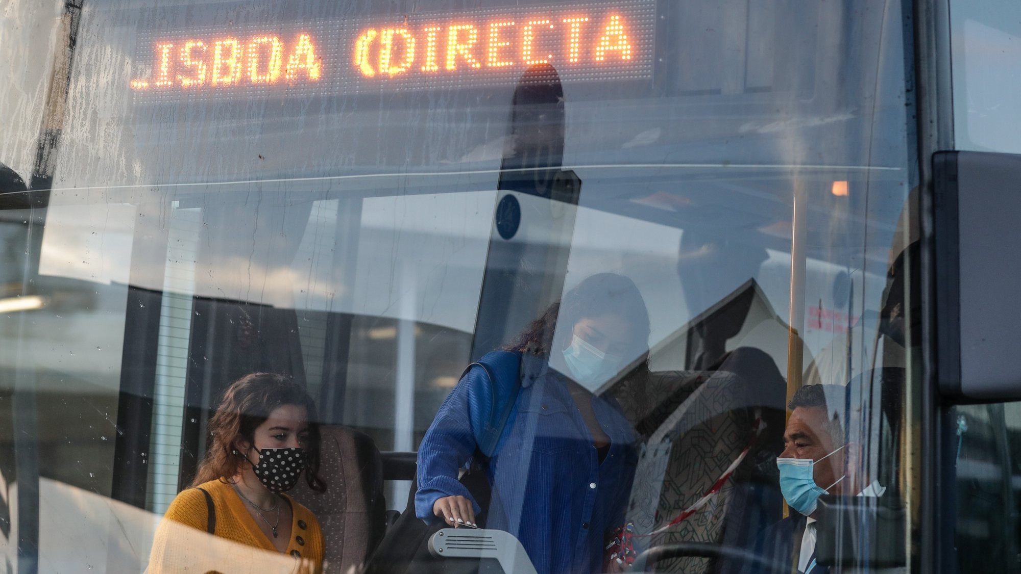 Passageiros entram no seu autocarro no Terminal Rodoviário de Torres Vedras