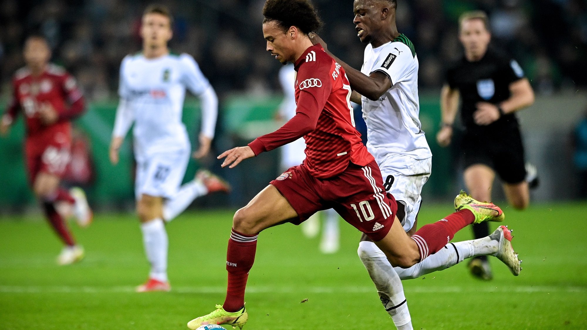 epa09549820 Bayern&#039;s Leroy Sane (L) in action against Moenchengladbach&#039;s Denis Zakaria (R) during the German DFB Cup second round soccer match between Borussia Moenchengladbach and FC Bayern Muenchen at Borussia-Park in Moenchengladbach, Germany, 27 October 2021.  EPA/SASCHA STEINBACH CONDITIONS - ATTENTION: The DFB regulations prohibit any use of photographs as image sequences and/or quasi-video.