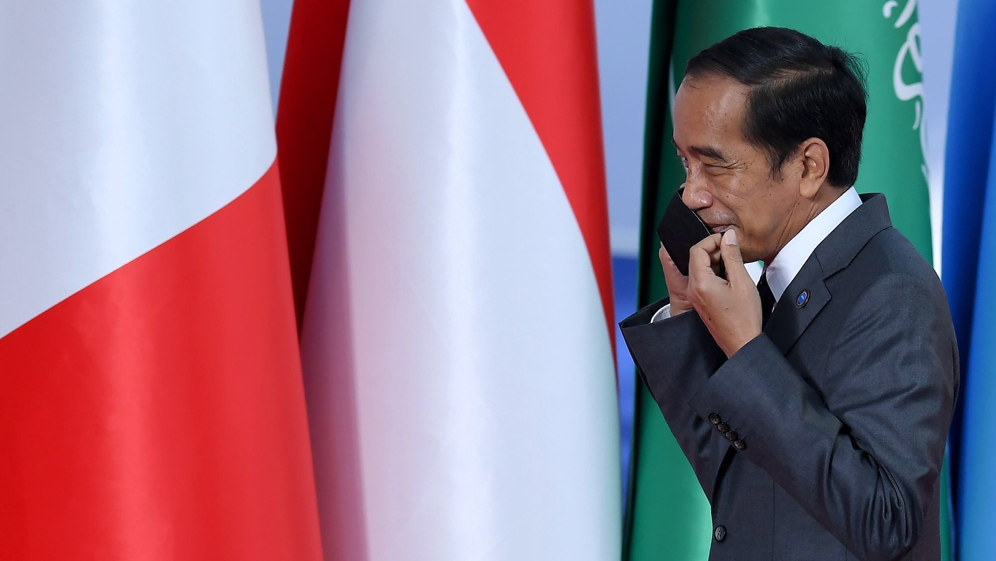 epa09553536 Indonesian President Joko Widodo removes his face mask as he arrives for the G20 Leaders&#039; Summit at La Nuvola Congress Centre in Rome, Italy, 30 October 2021. The Group of Twenty (G20) Heads of State and Government Summit will be held in Rome on 30 and 31 October 2021.  EPA/ETTORE FERRARI / POOL