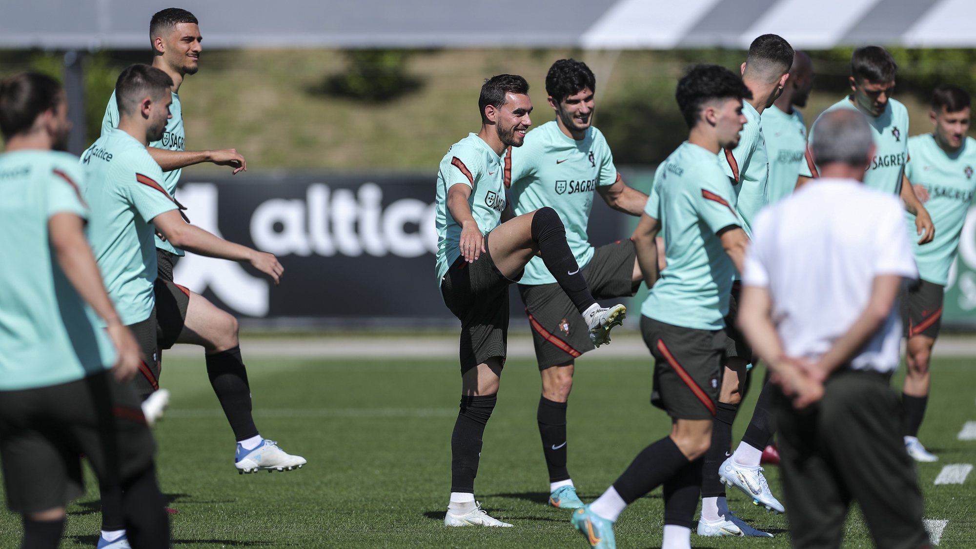 Portugal soccer team players André Horta (C), Gonçalo Guedes (C-R) and others during the training session at Cidade do Futebol in Oeiras in the outskirts of Lisbon. 26 of May 2022. Portugal will play against, Spain, Check Republic and Switzerland for the upcoming UEFA Nations League in June.  MIGUEL A. LOPES/LUSA