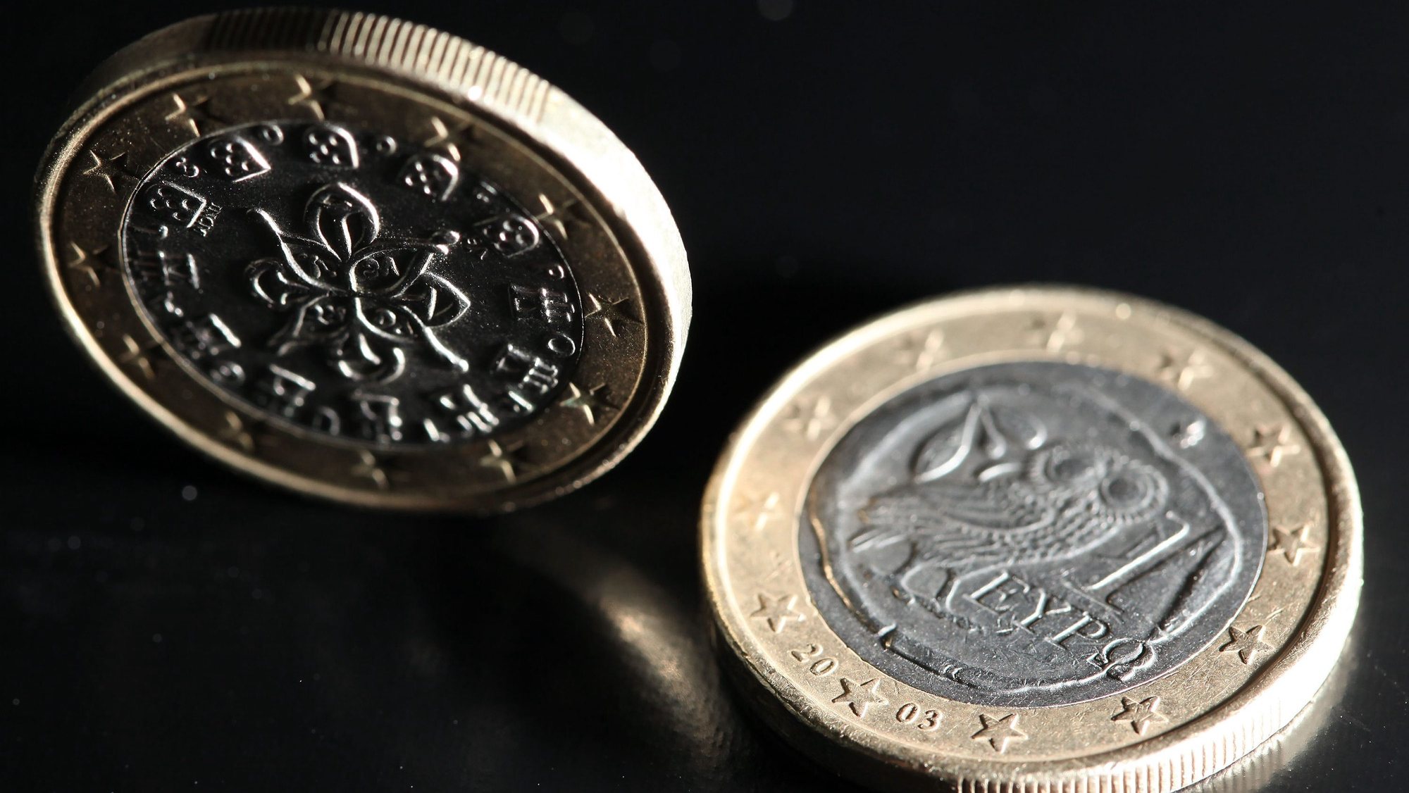 epa02736411 An illustration photo shows two 1-Euro coins with a national Portuguese (L) and a national Greek backside (R), arranged on a table in Cologne, Germany, 16 May 2011. European Union Economy Commissioner Olli Rehn criticized Greece on 16 May for its slow pace of reform, hours before eurozone finance ministers were due to discuss the country&#039;s debt problems at a meeting in Brussels. Rehn also called upon Germany to support the 78-billion-euro rescue package for Portugal, which the EU finance ministers were due to decide about at their meeting in Brussels.  EPA/OLIVER BERG
