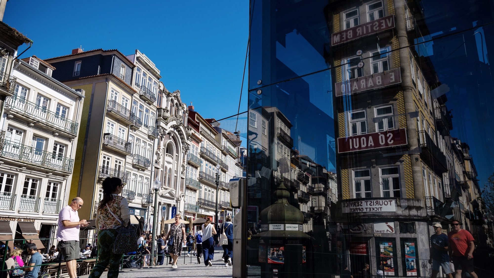 Pessoas atravessam a rua junto à Estação de São Bento na baixa do Porto, 22 de abril de 2024. turismo. habitação. rendas. JOSÉ COELHO/LUSA