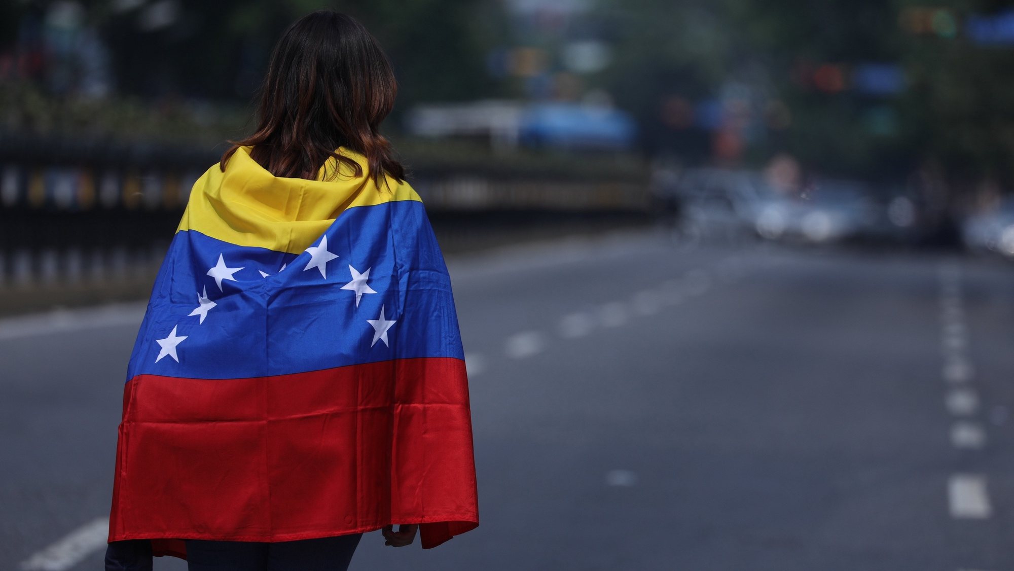 epa07497584 A woman wraps her body in a Venezuelan flag during an opposition demonstration in Caracas, Venezuela, 10 April 2019. Guaido, recognized as president of Venezuela by more than 50 countries, called a new day of mobilizations called &#039;Operation freedom&#039;, against the Government of Nicolas Maduro.  EPA/Miguel GutiÃ©rrez