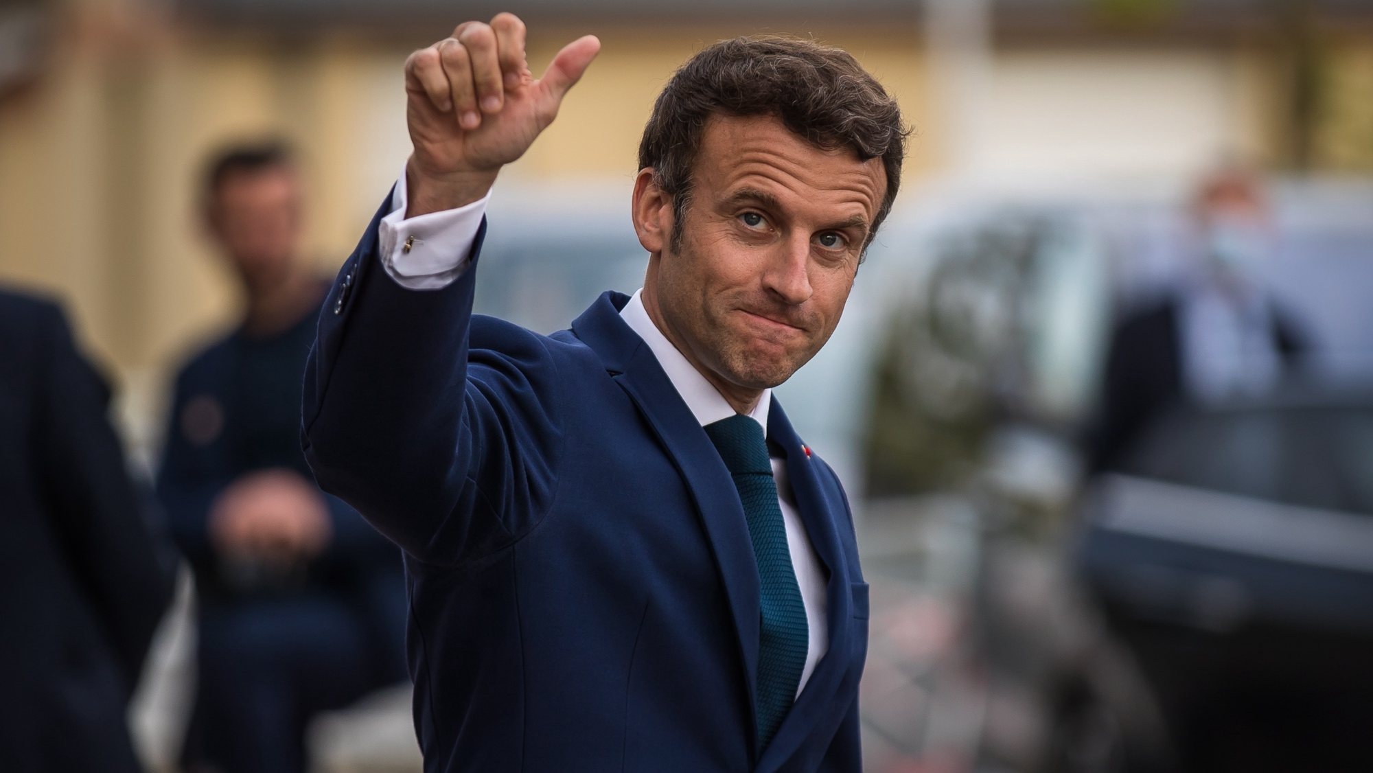 epa09914841 French President Emmanuel Macron waves as he leaves after his visit at the &#039;Percy&#039; Army Hospital in Clamart, near Paris, France, 28 April 2022. Macron met soldiers injured during external operations, and caregivers of the Percy Army Hospital.  EPA/CHRISTOPHE PETIT TESSON / POOL