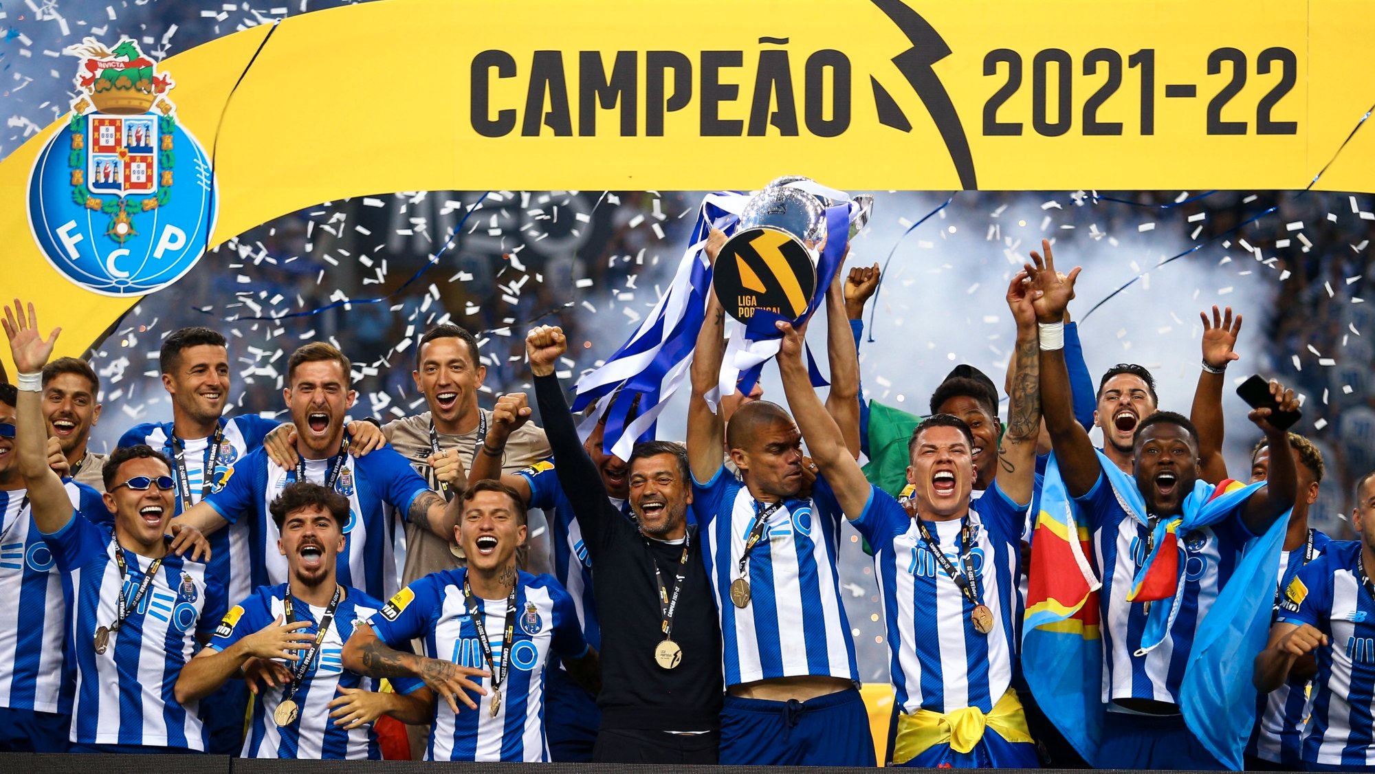 Pepe recebeu taça de campeão na festa do FC Porto após vitória frente ao Estoril que carimbou 30.º Campeonato