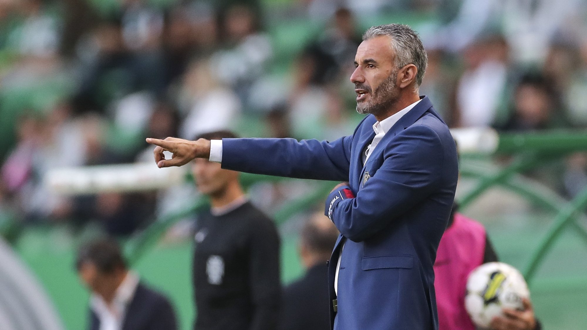 Gil Vicente head coach Ivo Vieira gives instructions to his players during the Portuguese First League soccer match against Sporting held at Alvalade stadium in Lisbon, Portugal, 30 September de 2022. MIGUEL A. LOPES/LUSA