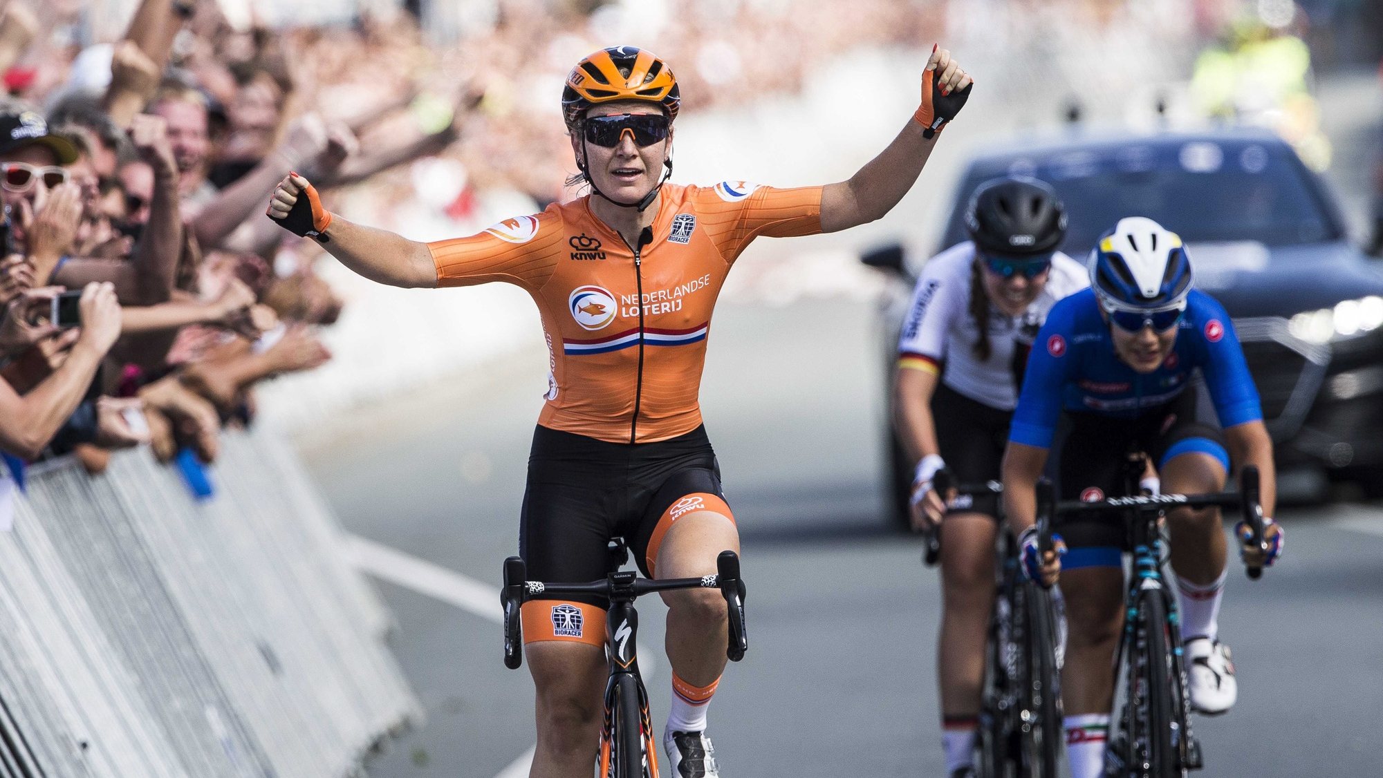 epa07766347 Dutch Amy Pieters wins the women&#039;s elite road race ahead of Elena Cecchini (Italy, R,second) and Lisa Klein (Germany) at the European Cycling Championship in Alkmaar, The Netherlands, 10 August, 2019.  EPA/Vincent Jannink