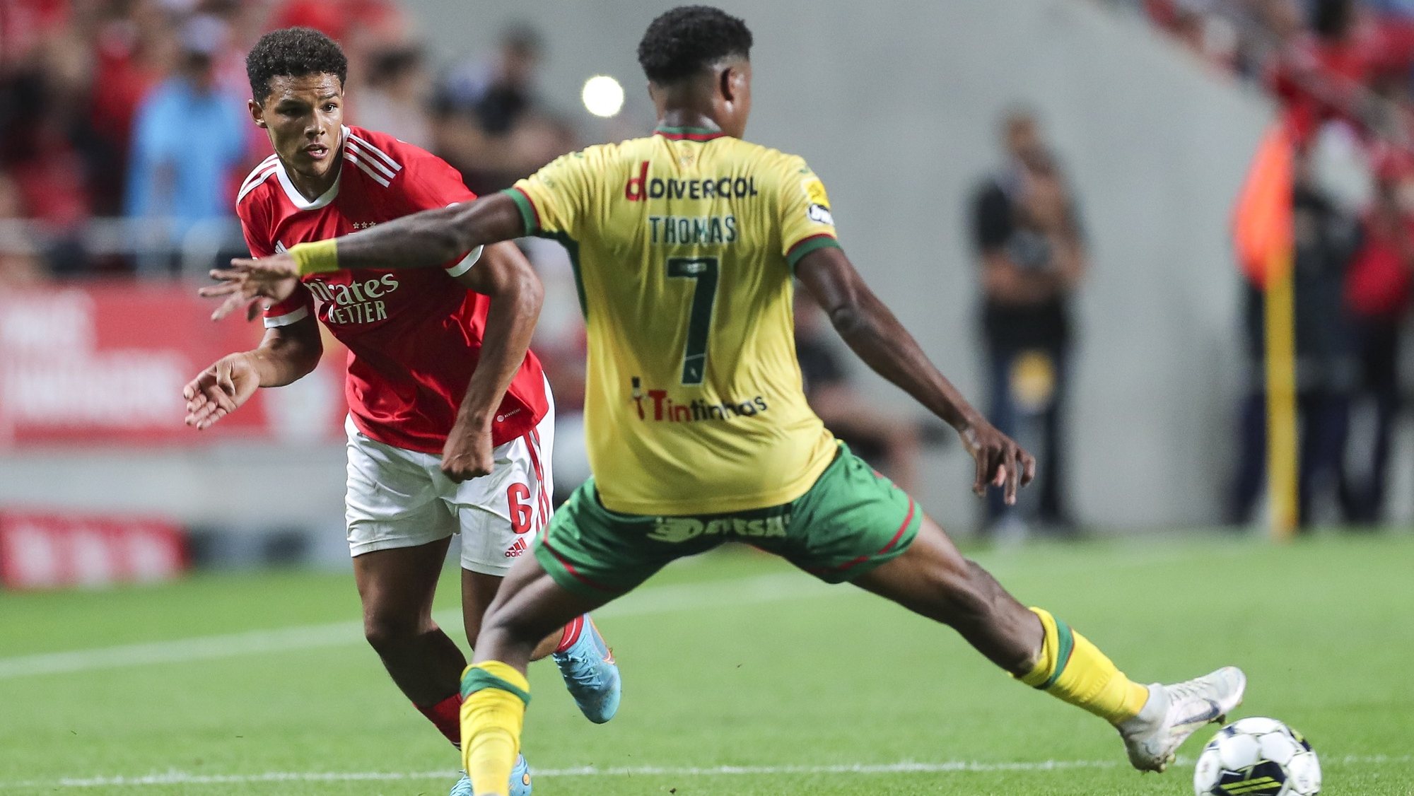 epa10148311 Benfica&#039;s Alexander Bah (L) in action against Pacos Ferreira&#039;s Nigel Thomas during the Portuguese First League soccer match SL Benfica vs Pacos Ferreira, held at Luz Stadium in Lisbon, Portugal, 30 August 2022.  EPA/MIGUEL A. LOPES