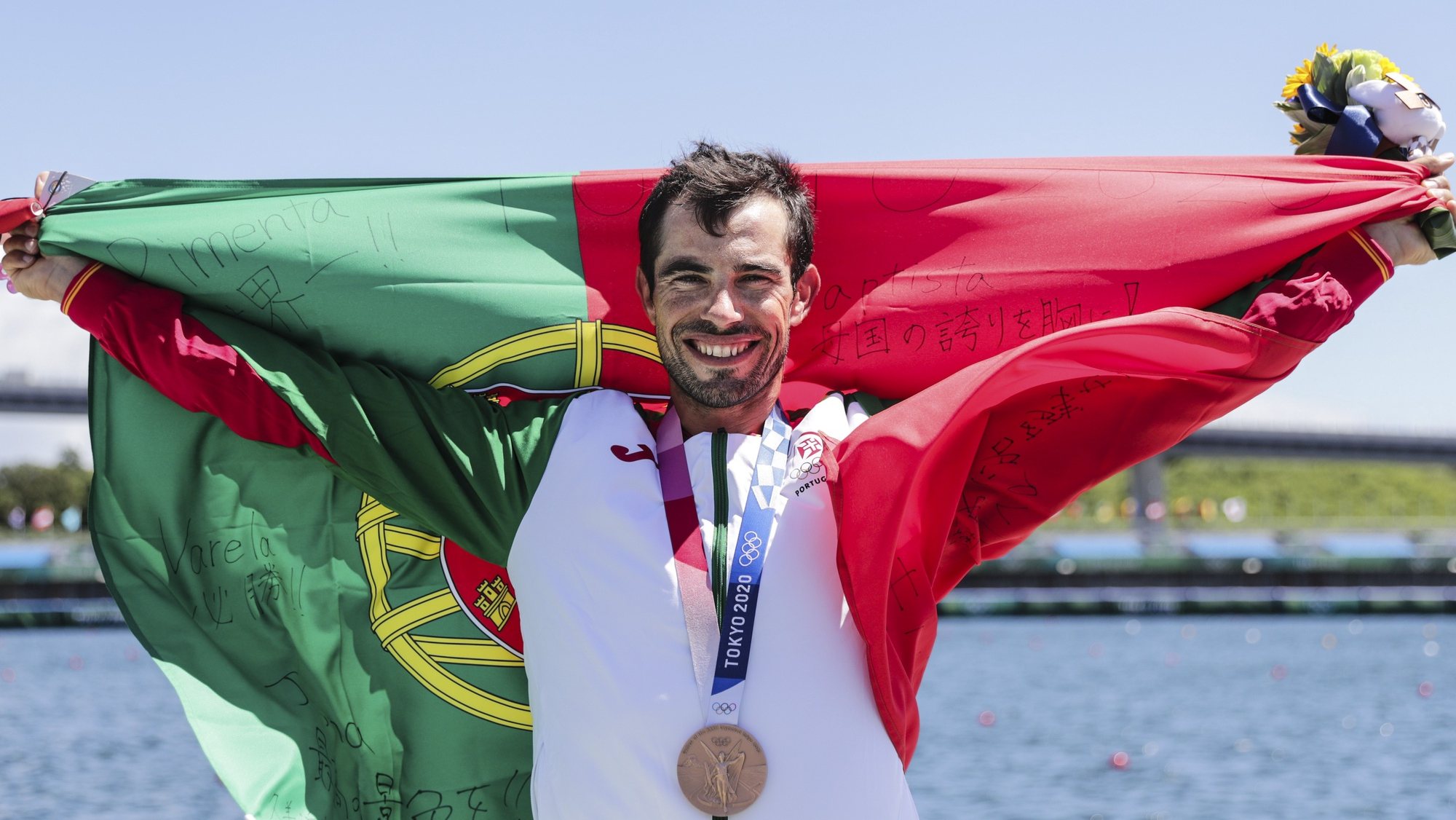 O canoista português Fernando Pimenta comemora a sua medalha de bronze de terceiro lugar na final de Caiaque K1 1000 metros dos Jogos Olimpicos de Tóquio2020 no Sea Forest Waterways de Tóquio, 03 de agosto de 2021. TIAGO PETINGA/LUSA