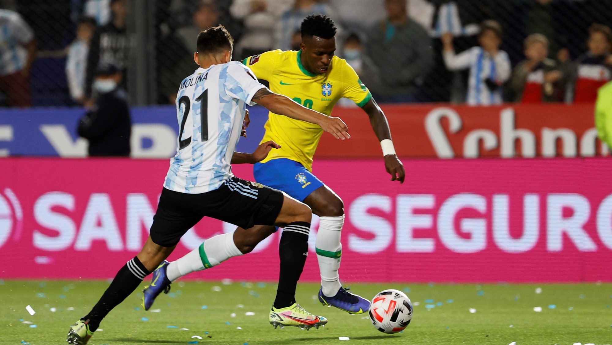 epa09586370 Nahuel Molina (L), of Argentina, disputes the ball with Vinicius (R), of Brazil, during the South American qualifying soccer match for the Qatar 2022 World Cup between Argentina and Brazil, at the San Juan del Bicentenario stadium, in San Juan, Argentina, 16 November 2021.  EPA/JUAN IGNACIO RONCORONI