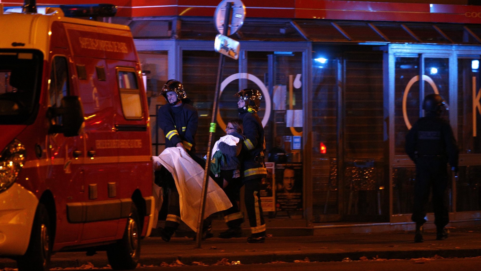 epa05023913 Wounded people are evacuated outside the scene of a hostage situation at the Bataclan theatre in Paris, France, 13 November 2015. At least 60 people have been killed in a series of attacks in the French capital Paris, with a hostage-taking also reported at a concert hall.  EPA/YOAN VALAT