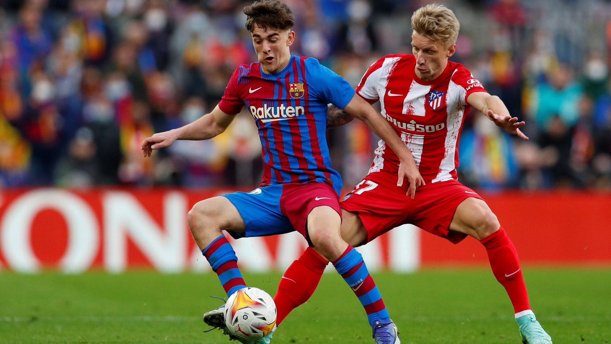 epa09733314 FC Barcelona&#039;s Gavi (L) in action against Atletico Madrid&#039;s Daniel Wass (R) during the Spanish LaLiga soccer match between FC Barcelona and Atletico Madrid in Barcelona, Spain, 06 February 2022.  EPA/Alejandro Garcia