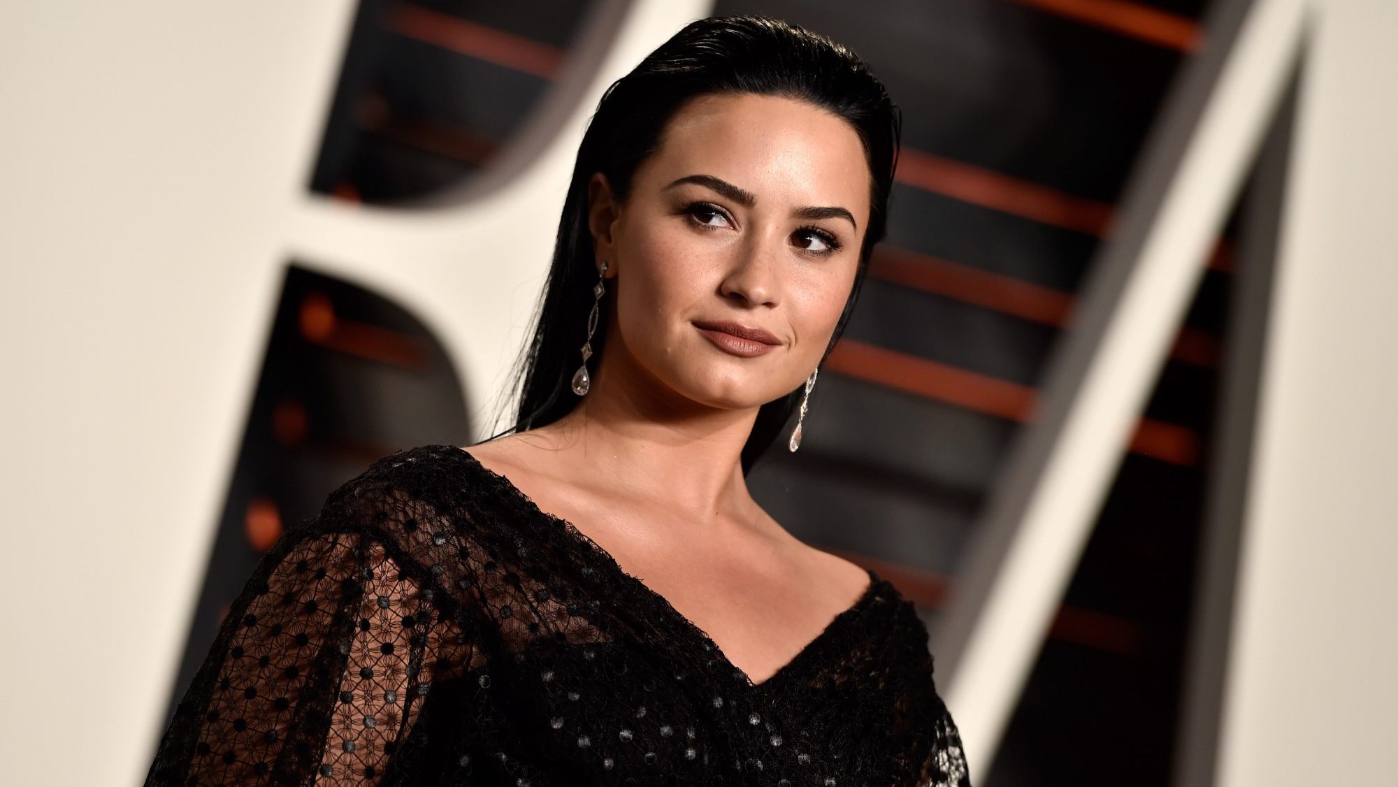 Lovato tem falado abertamente sobre doença mental e adições, um tema que naturalmente domina este novo projeto