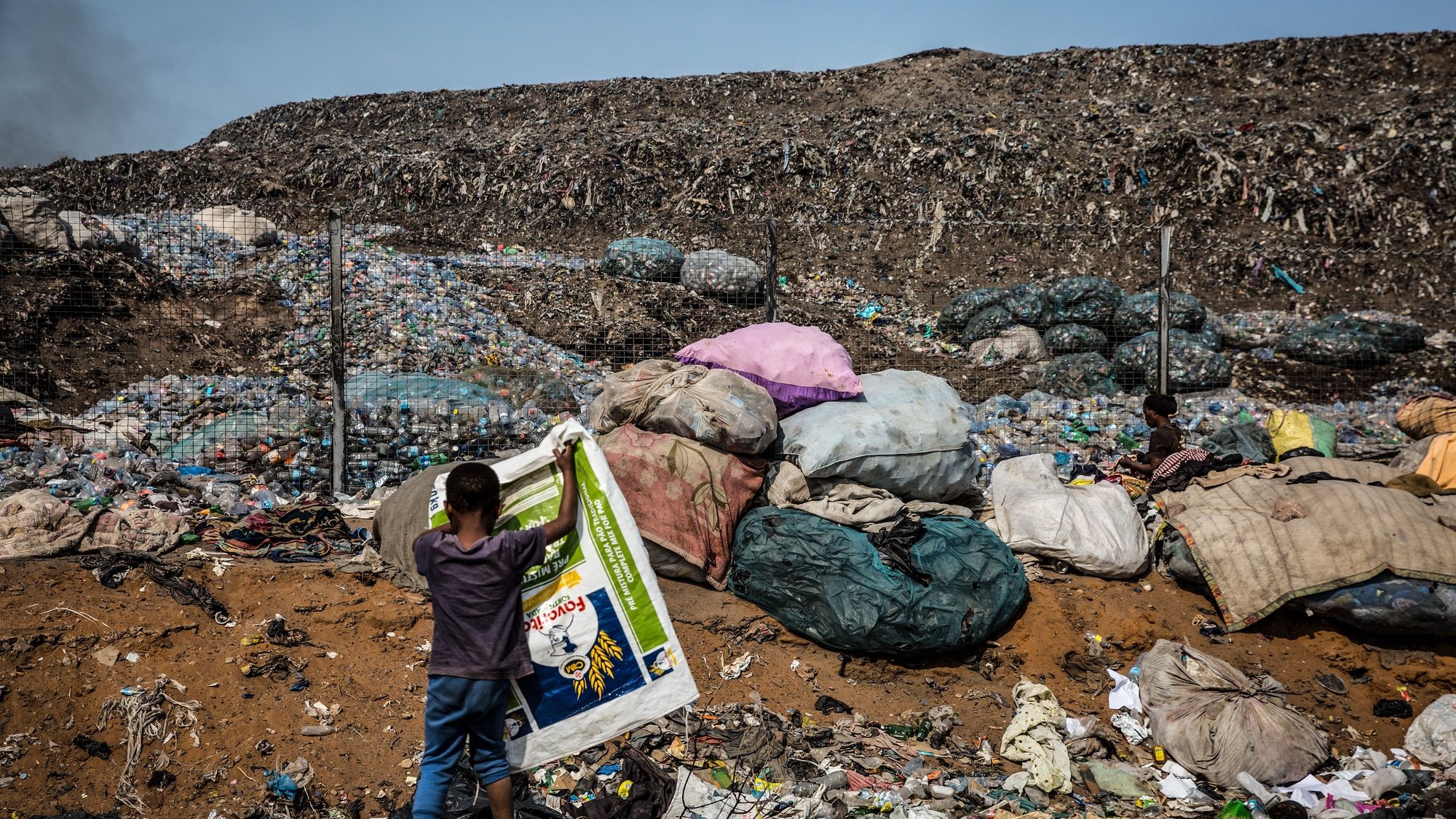 Uma crinaça na Lixeira do Hulene, em Maputo, Moçambique, 20 de agosto de 2020. A recolha de plástico em Maputo é um negócio dominado maioritariamente por jovens e mulheres, e tem sido a base de renda de muitas famílias, principalmente das que vivem nos arredores da lixeira. (ACOMPANHA TEXTO DA LUSA DO DIA 26 DE SETEMBRO DE 2020). RICARDO FRANCO/LUSA