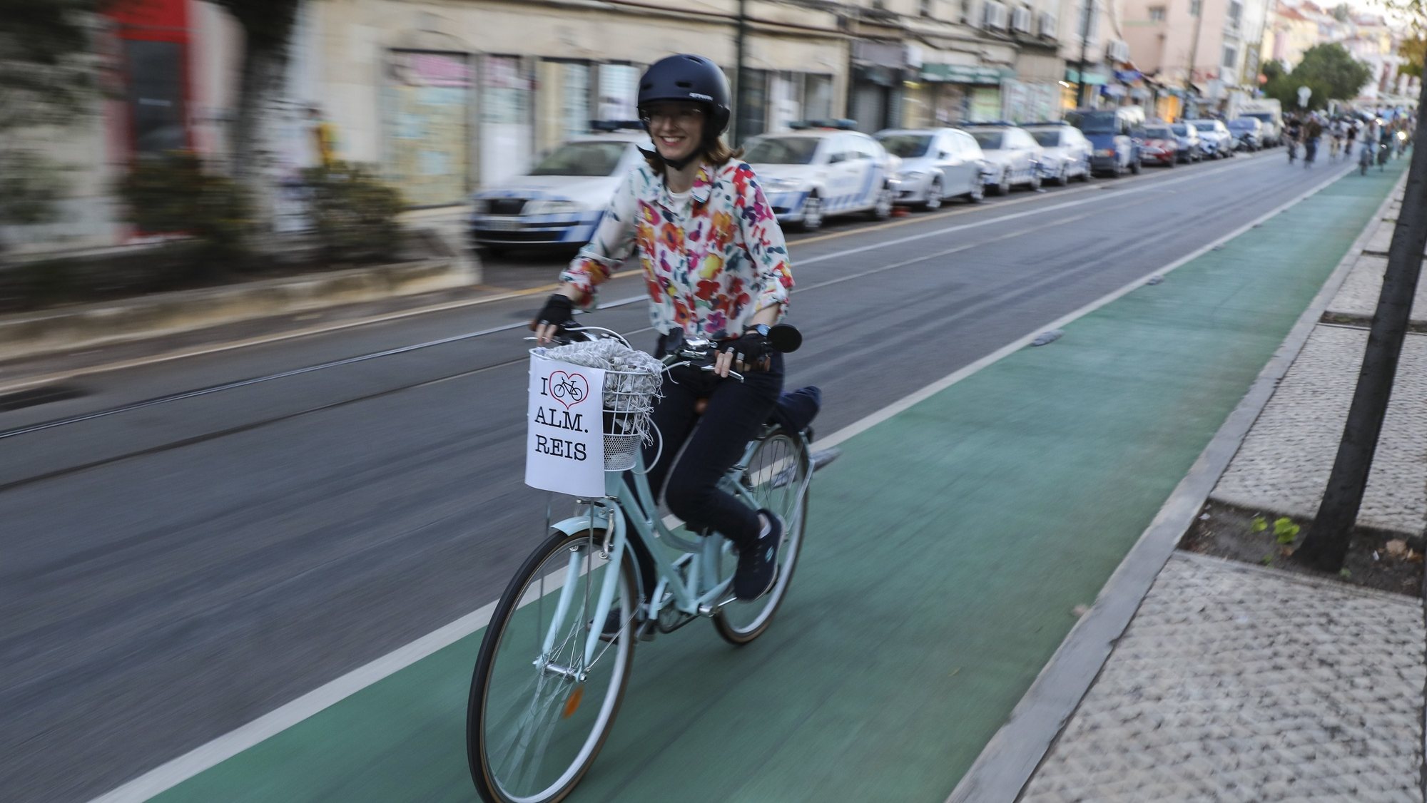 Uma ciclista participa numa manifestação em defesa da ciclovia da Almirante Reis, em Lisboa, 19 de outubro de 2021. Uma iniciativa do Lisboa Possível, Grupo de cidadãos por uma Lisboa Sustentável e teve um percurso entre o Martim Moniz e a Praça do Município. MIGUEL A. LOPES/LUSA