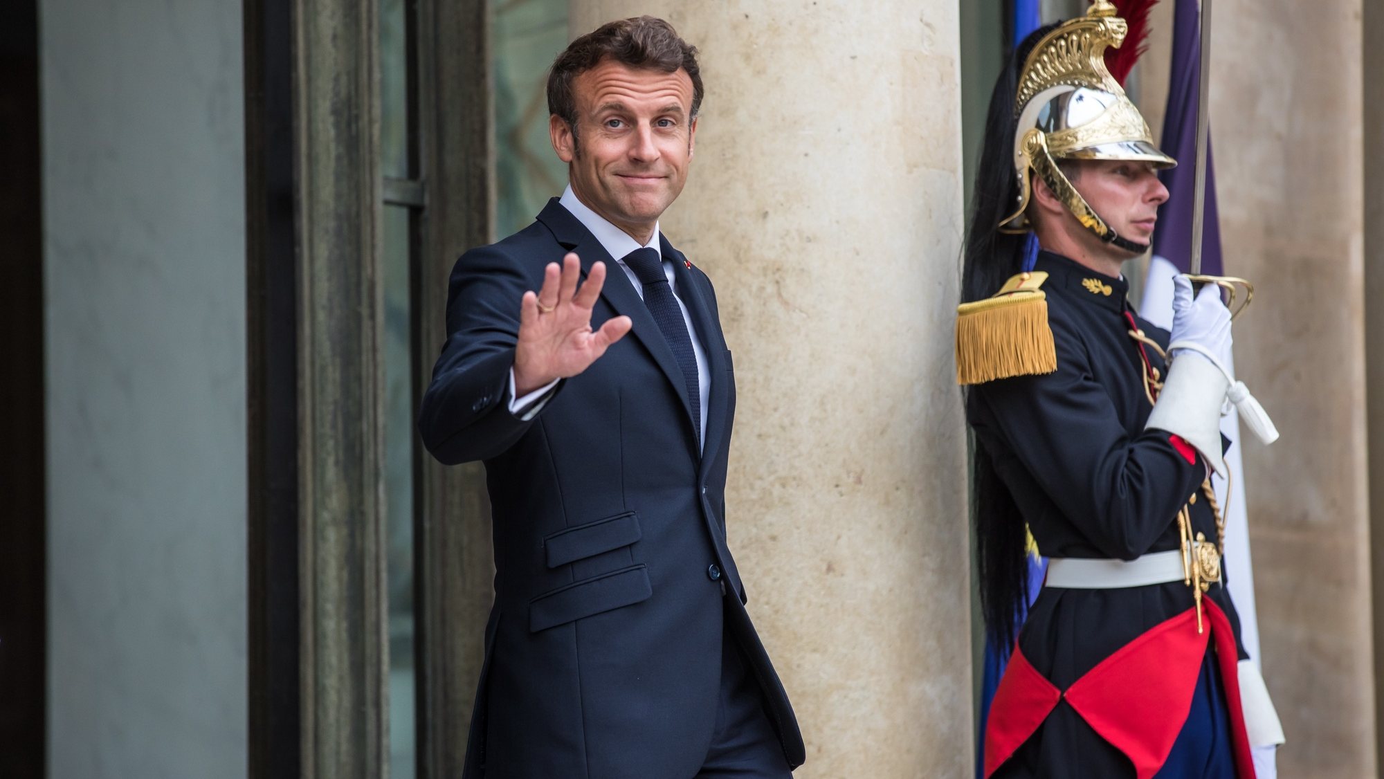 epa10086173 French President Emmanuel Macron (L) at the Elysee Palace before a meeting with his Egyptian counterpart Al Sisi (not pictured), in Paris, France, 22 July 2022.  EPA/CHRISTOPHE PETIT TESSON