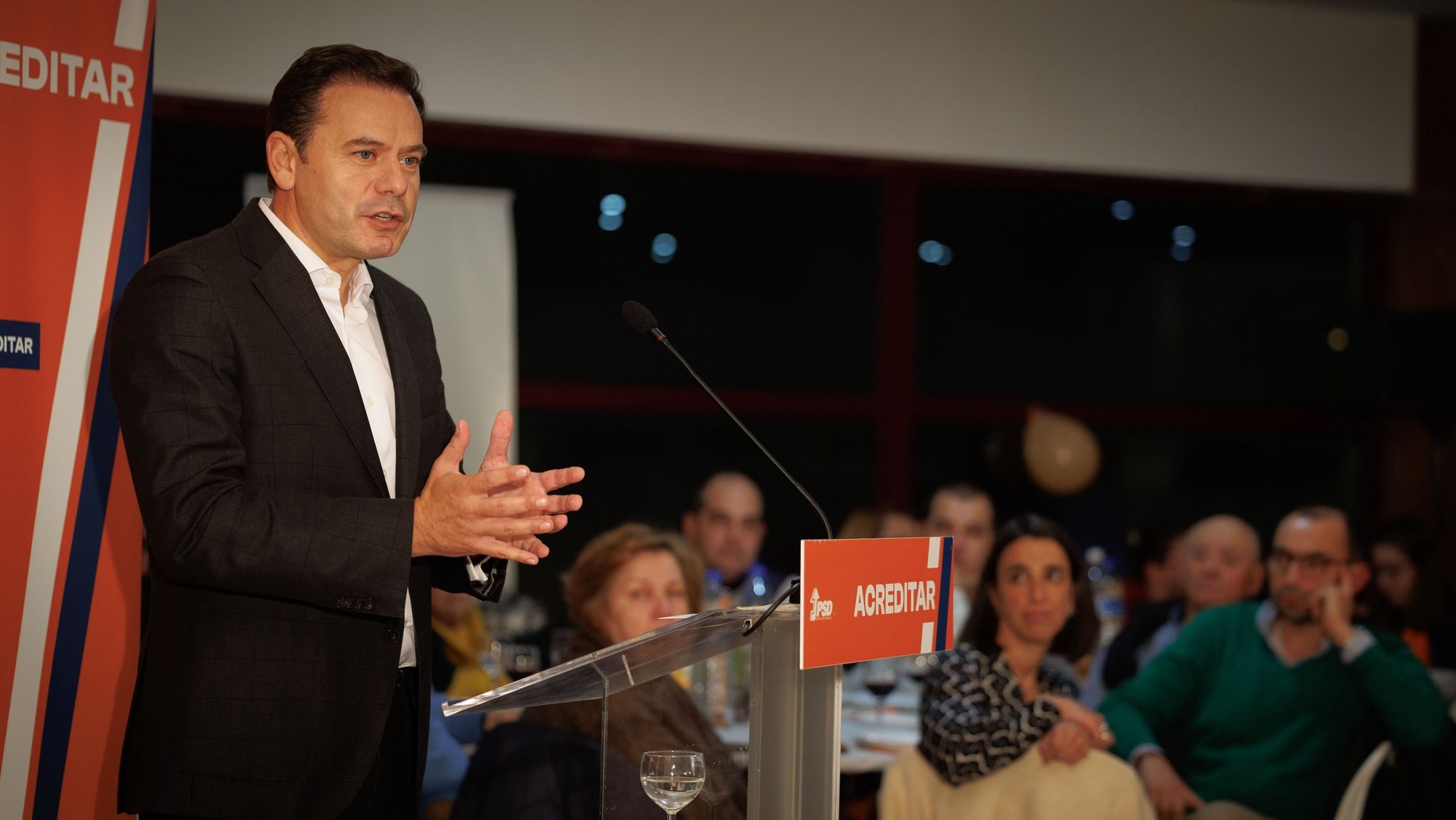 O presidente do Partido Social Democrata (PSD), Luís Montenegro, intervém durante o o jantar da Comissão Política Distrital do PSD de Vila Real, em Murça, 25 de novembro de 2022. PEDRO SARMENTO COSTA/LUSA