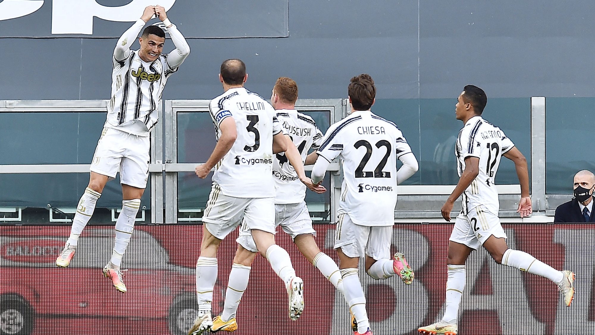 epa09202383 Juventusâ€™ Cristiano Ronaldo (L) celebrates with teammates after scoring the 1-0 goal during the Italian Serie A soccer match Juventus FC vs FC Inter at the Allianz Stadium in Turin, Italy, 15 May 2021.  EPA/ALESSANDRO DI MARCO