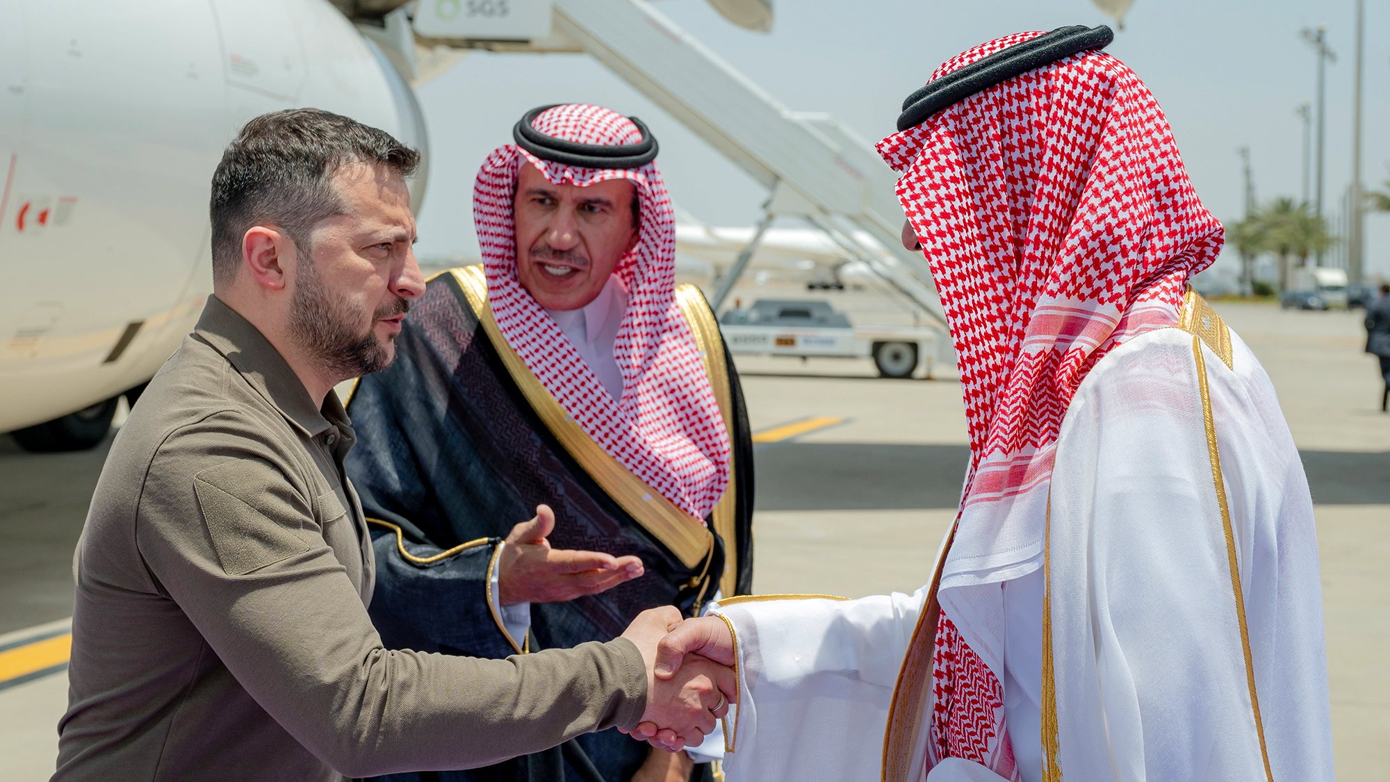epa10638696 A handout photo made available by the Saudi Press Agency (SPA) shows Deputy Governor of Saudi Arabia&#039;s Makkah Region, Prince Badr bin Sultan bin Abdulaziz Al Saud (R) greeting Ukrainian president Volodymyr Zelensky upon his arrival to attend the 32nd Arab League summit, in Jeddah, Saudi Arabia, 19 May 2023. Zelensky is on his first-ever visit to Saudi Arabia.  EPA/SAUDI PRESS AGENCY HANDOUT  HANDOUT EDITORIAL USE ONLY/NO SALES