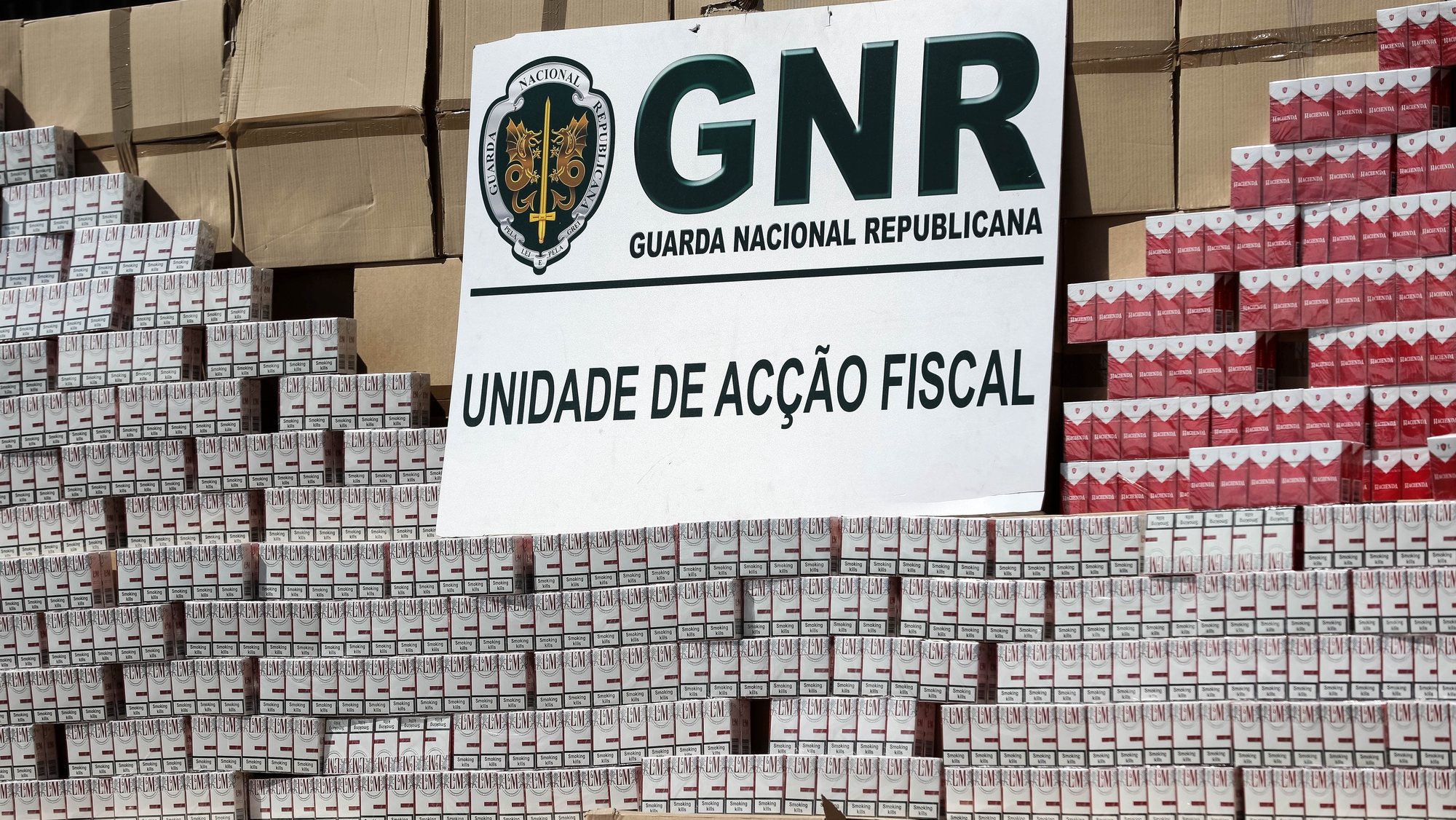 Quase dois milhões de cigarros de contrabando apreendidos pela Unidade de Ação Fiscal da GNR em Montalegre (Vila Real), numa operação que envolveu buscas a um local de apoio a uma organização criminosa, nas instalações do Destacamento de Ação Fiscal de Coimbra, 20 de maio de 2019. PAULO NOVAIS/LUSA