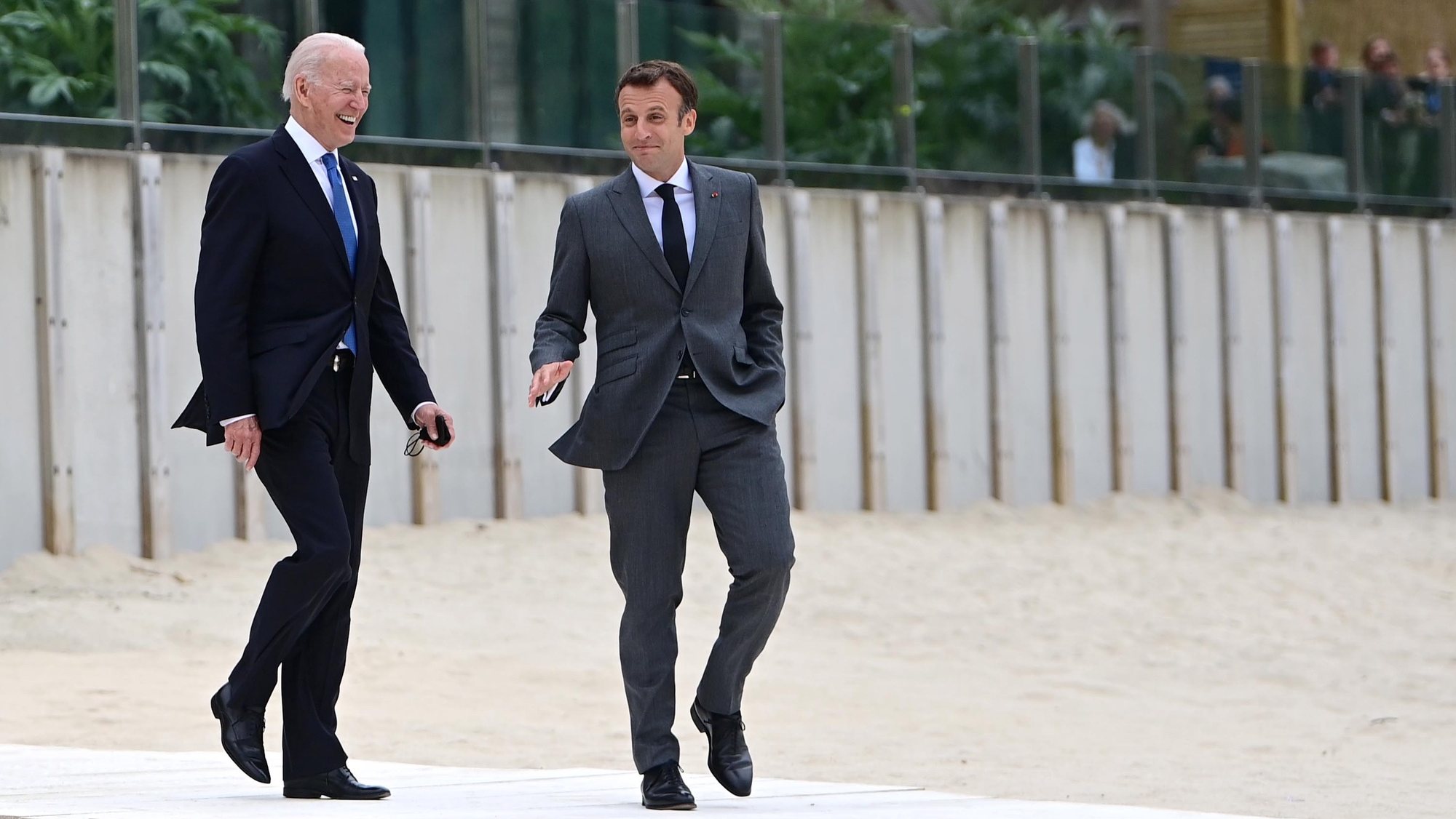 epa09262534 US President Joe Biden (L) and France&#039;s President Emmanuel Macron (R) arrive at the family photo during the G7 Summit in Carbis Bay, Britain, 11 June 2021. Britain hosts the Group of Seven (G7) summit in Cornwall from 11 to 13 June 2021.  EPA/NEIL HALL/POOL