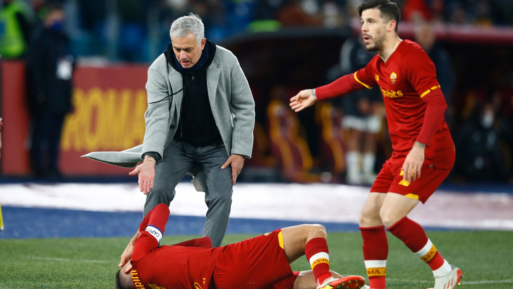 José Mourinho esteve particularmente ativo na zona técnica da Roma em nova derrota sofrida no Olímpico