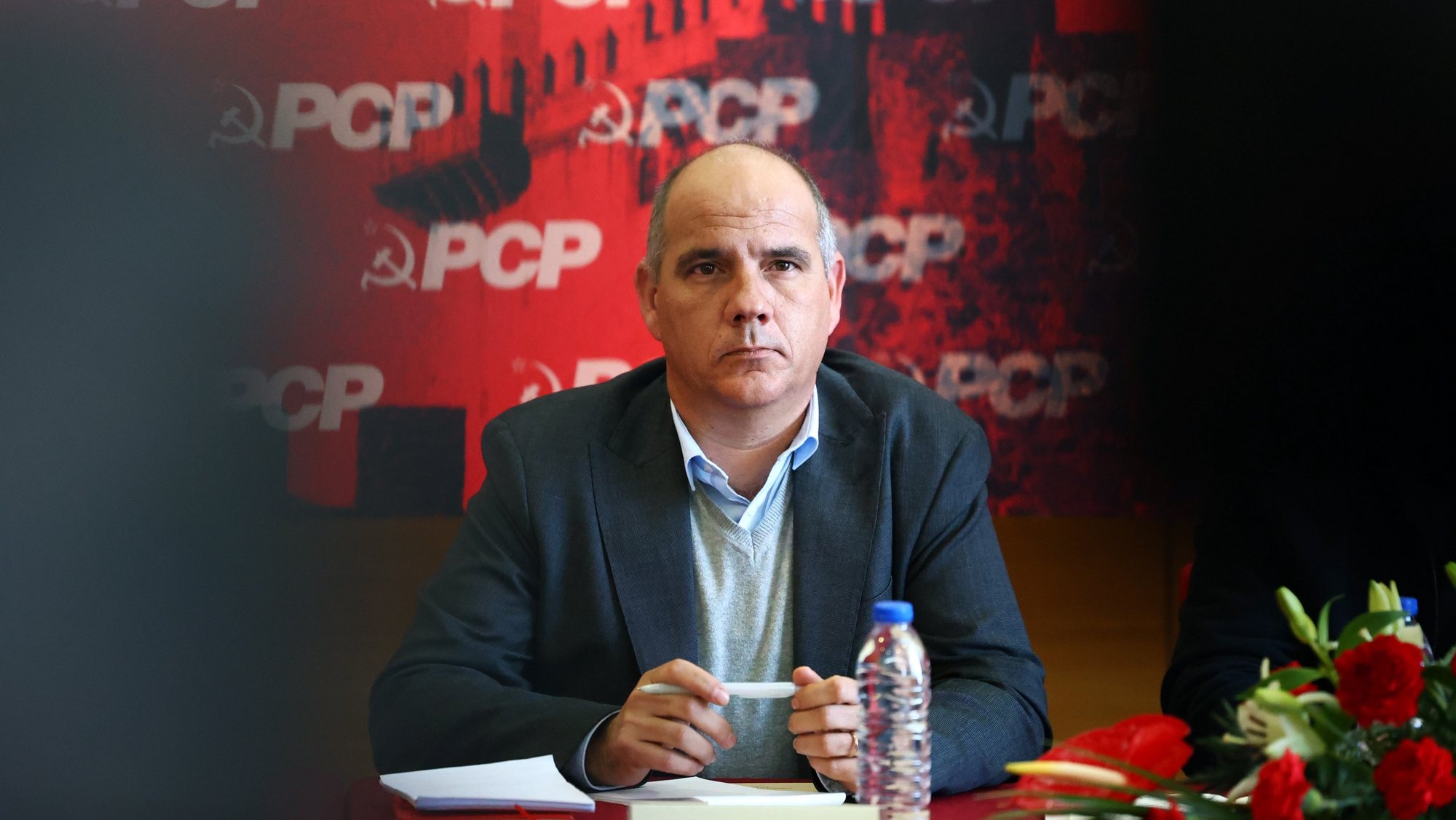 O secretário-geral do Partido Comunista Português (PCP), Paulo Raimundo, intervém na sessão de abertura das Jornadas Parlamentares do partido que decorrem hoje e amanhã num hotel em Beja, 30 de janeiro de 2023. NUNO VEIGA/LUSA