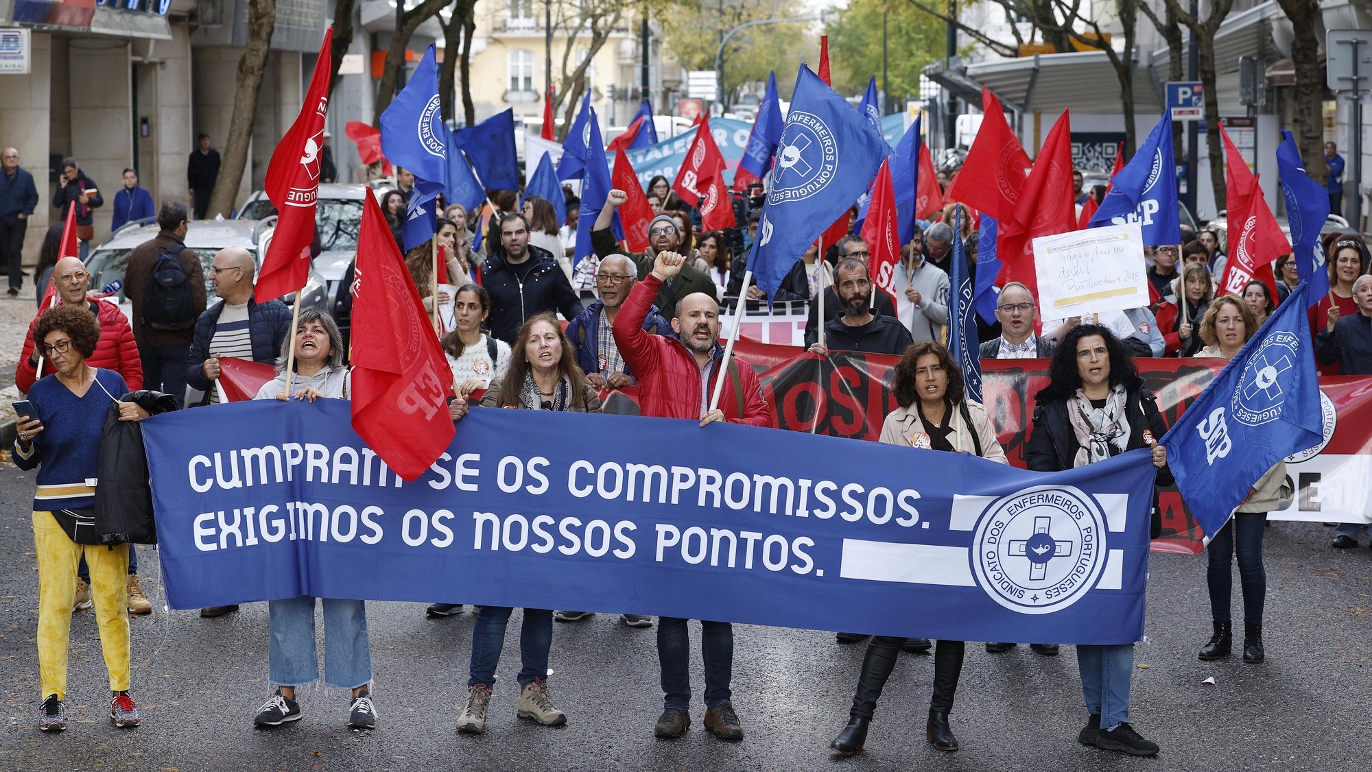 Enfermeiros protestam frente ao Ministério da Saúde, durante a greve de dois dias convocada pelo Sindicato dos Enfermeiros Portugueses (SEP), pela reposição dos pontos para progressão na carreira, em Lisboa, 23 de novembro de 2022. ANTÓNIO PEDRO SANTOS/LUSA