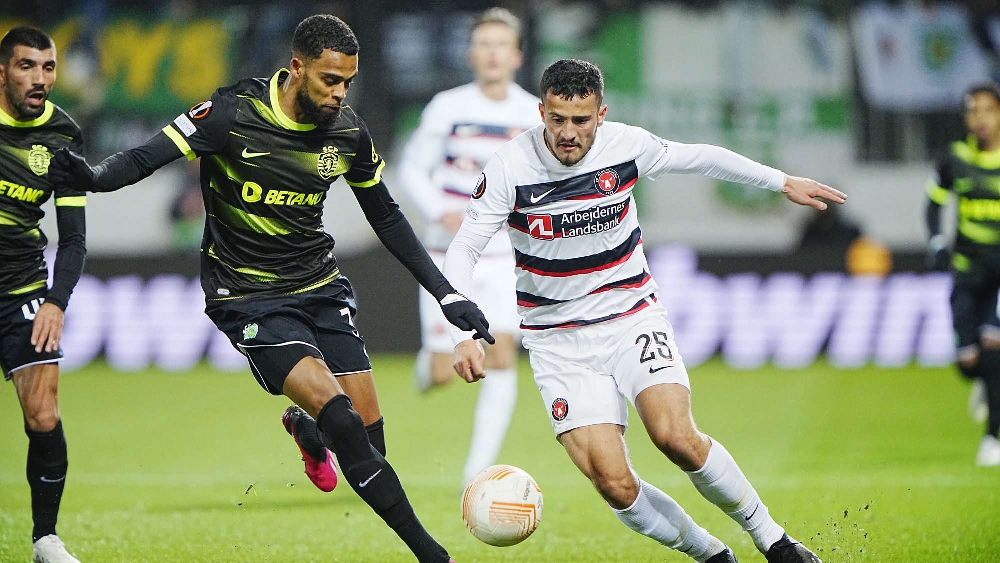 epa10486088 Astrit Selmani of FC Midtjylland (R) and Jeremiah St. Juste of Sporting CP vies for the ball during the UEA Europa League Play-Off second leg match between FC Midtjylland and Sporting CP, in Herning, Denmark, 23 February 2023.  EPA/Bo Amstrup  DENMARK OUT