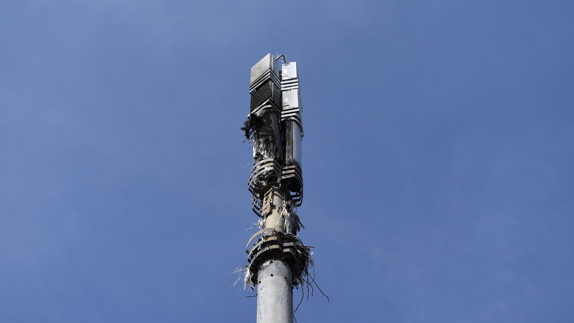 epa08364442 A burned down mobile phone mast in London, Britain, 15 April 2020. According to reports, at least 20 mobile phone masts across Britain are believed to have been vandalized and government and telecom sources are increasingly concerned about the impact of conspiracy theories linking coronavirus to 5G networks. British Prime Minister Johnson has announced that Britons can only leave their homes for essential reasons or may be fined, in order to reduce the spread of the SARS-CoV-2 coronavirus which causes the COVID-19 disease.  EPA/FACUNDO ARRIZABALAGA