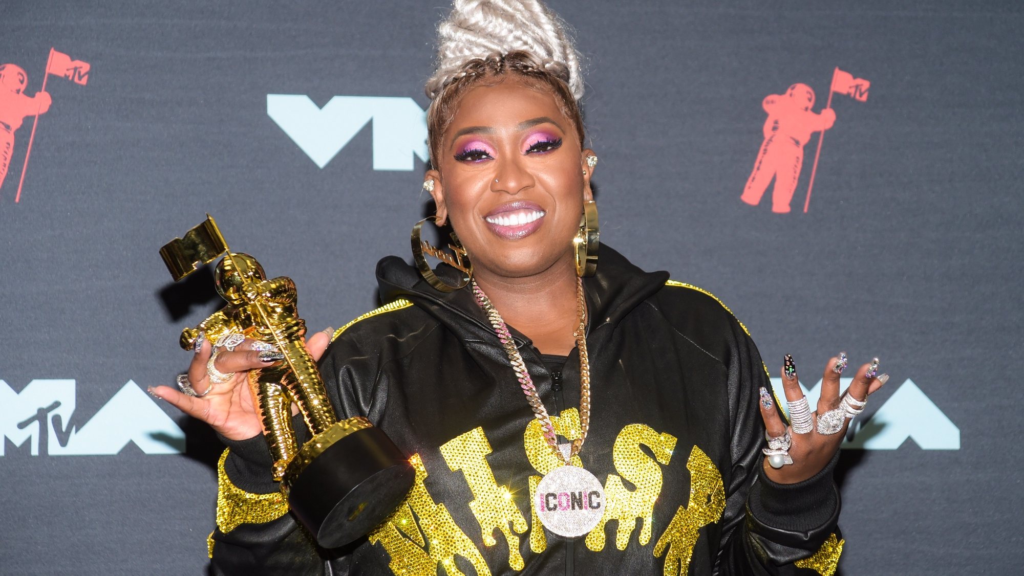 epa07796624 US rapper Missy Elliott poses in the Press Room with the Michael Jackson Video Vanguard Award during the 2019 MTV Video Music Awards at the Prudential Center in Newark, New Jersey, USA, 26 August 2019.  EPA/DJ JOHNSON