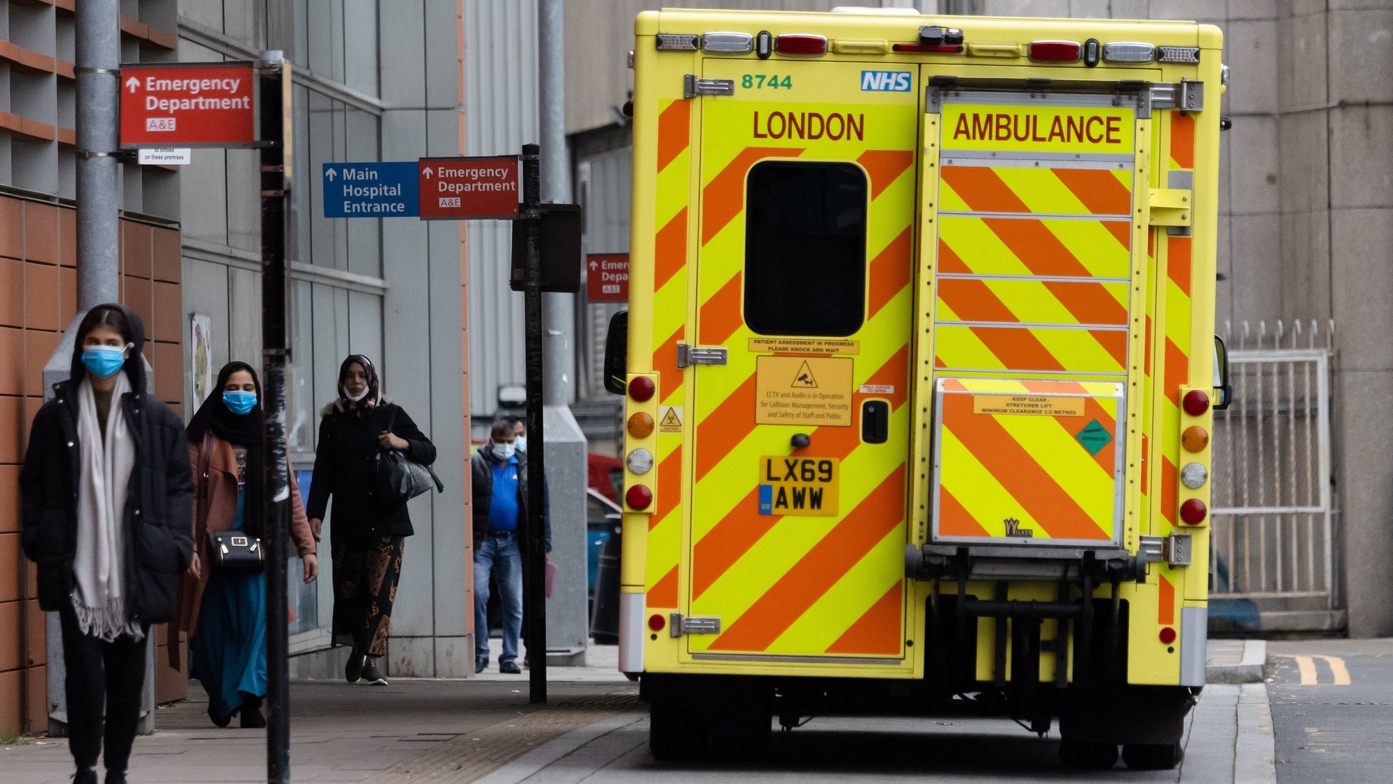 epa09660475 An ambulance stands outside the Royal London Hospital in London, Britain, 30 December 2021. According to data released by the UK Health Security Agency (UKHSA) on 29 December, 183,037 new COVID-19 cases and 57 deaths in 28 days of a positive test were reported in the UK. COVID-19 cases continue to rise in Britain putting increased pressure on hospitals and National Health Service (NHS) staffing levels.  EPA/VICKIE FLORES