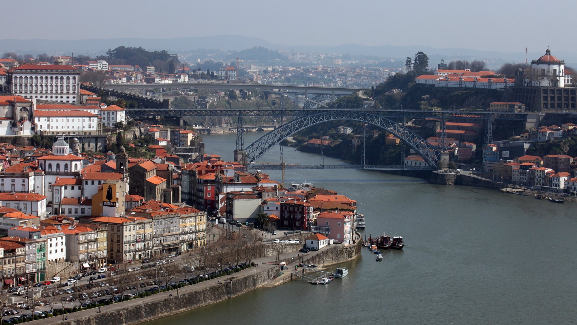 Vista aérea da ponte D.Luís sobre o o rio Douro, no Porto, 14 de março de 2014. JOSÉ COELHO / LUSA