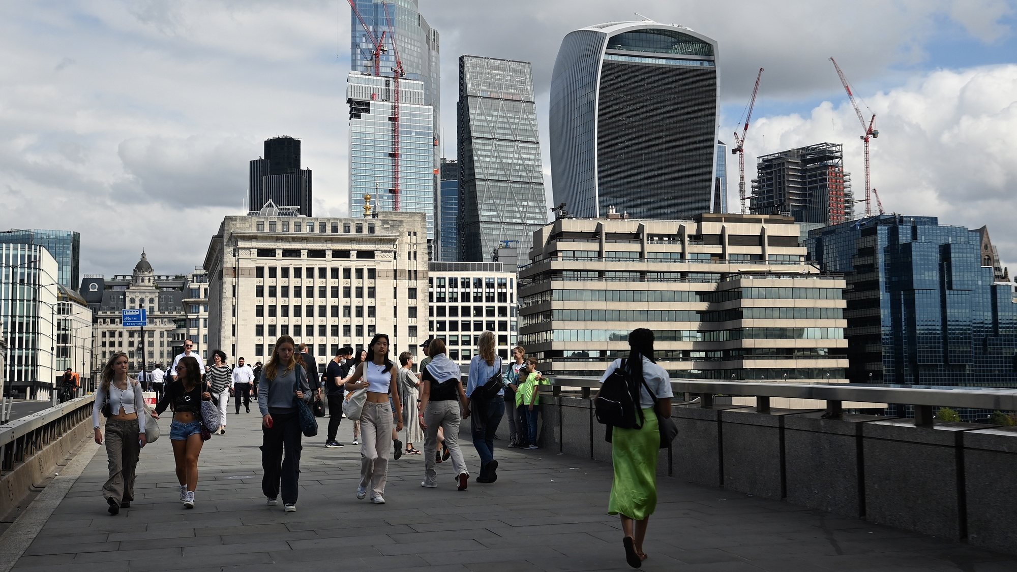 epa10147231 Pedestrians walk across London Bridge in London, Britain, 30 August 2022. UK credit card borrowing is on the rise. British consumers have borrowed an extra 700 million pound sterling on credit cards in the last 12 months. According to the Bank of England, the thirteen percent rise is the fastest increase in credit card borrowing since 2005.  EPA/ANDY RAIN