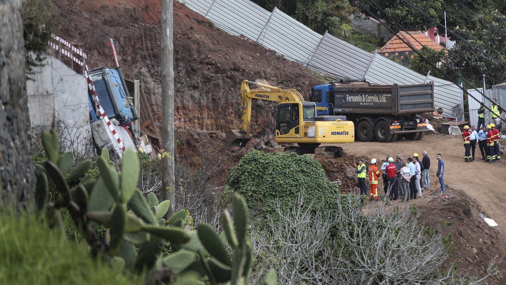 Local da obra onde esta manhã um homem morreu num acidente de trabalho após ter ficado debaixo de um camião (E) que tombou, em Câmara de Lobos, na ilha da Madeira, 30 de novembro de 2022. HOMEM DE GOUVEIA/LUSA
