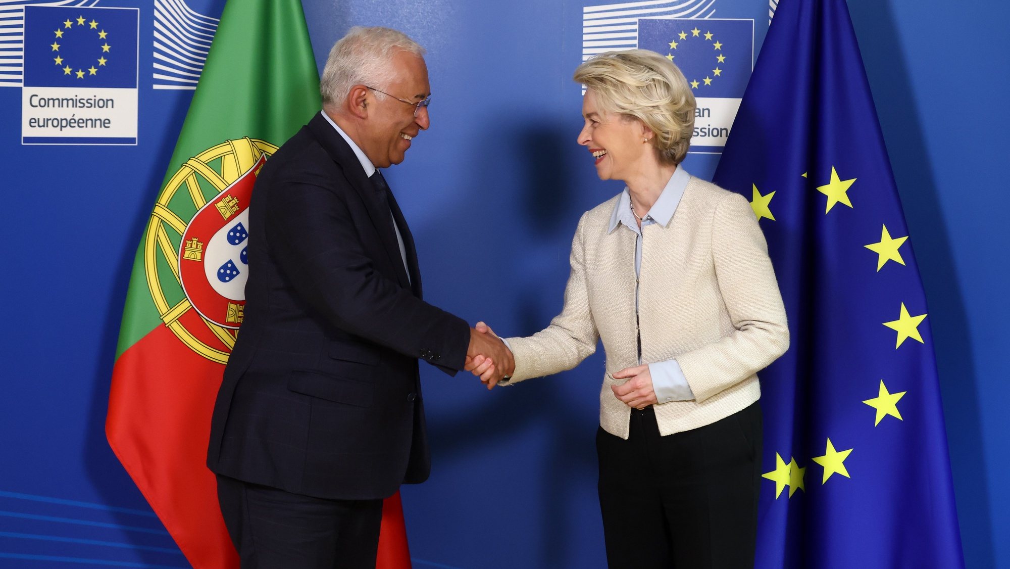 epa10416306 Portuguese Prime Minister Antonio Costa (L) is welcomed by the President of the European Commission Ursula von der Leyen ahead of a meeting at the European Commission headquarters in Brussels, Belgium, 19 January 2023.  EPA/STEPHANIE LECOCQ