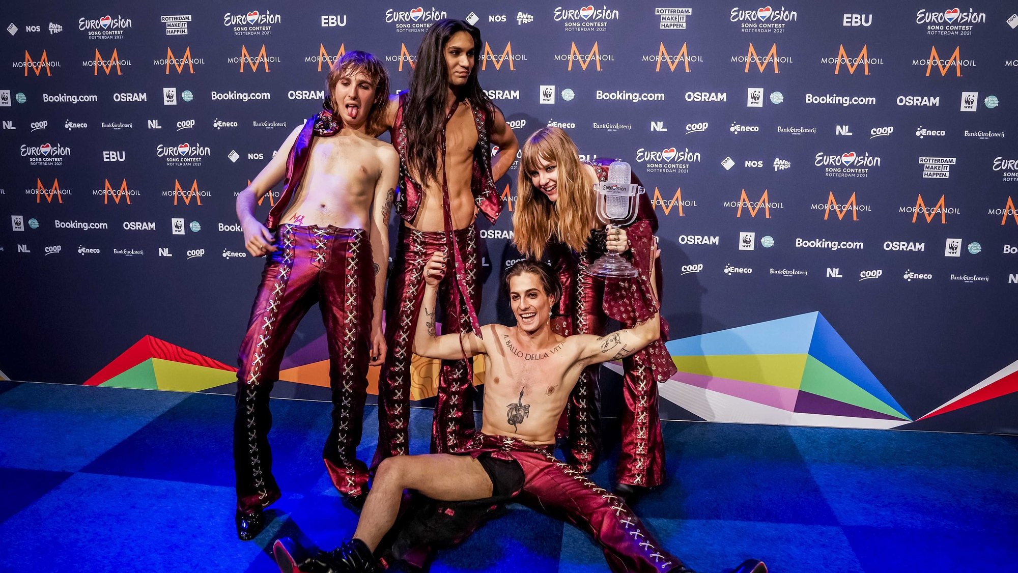 epa09221825 Maneskin from Italy pose for photographs during a press conference after winning the Grand Final of the 65th annual Eurovision Song Contest (ESC) at the Rotterdam Ahoy arena, in Rotterdam, The Netherlands, 22 May 2021. Due to the coronavirus (COVID-19) pandemic, only a limited number of visitors is allowed at the 65th edition of the Eurovision Song Contest (ESC2021) that is taking place in an adapted form at the Rotterdam Ahoy.  EPA/Sander Koning / POOL *** Local Caption *** 50359766