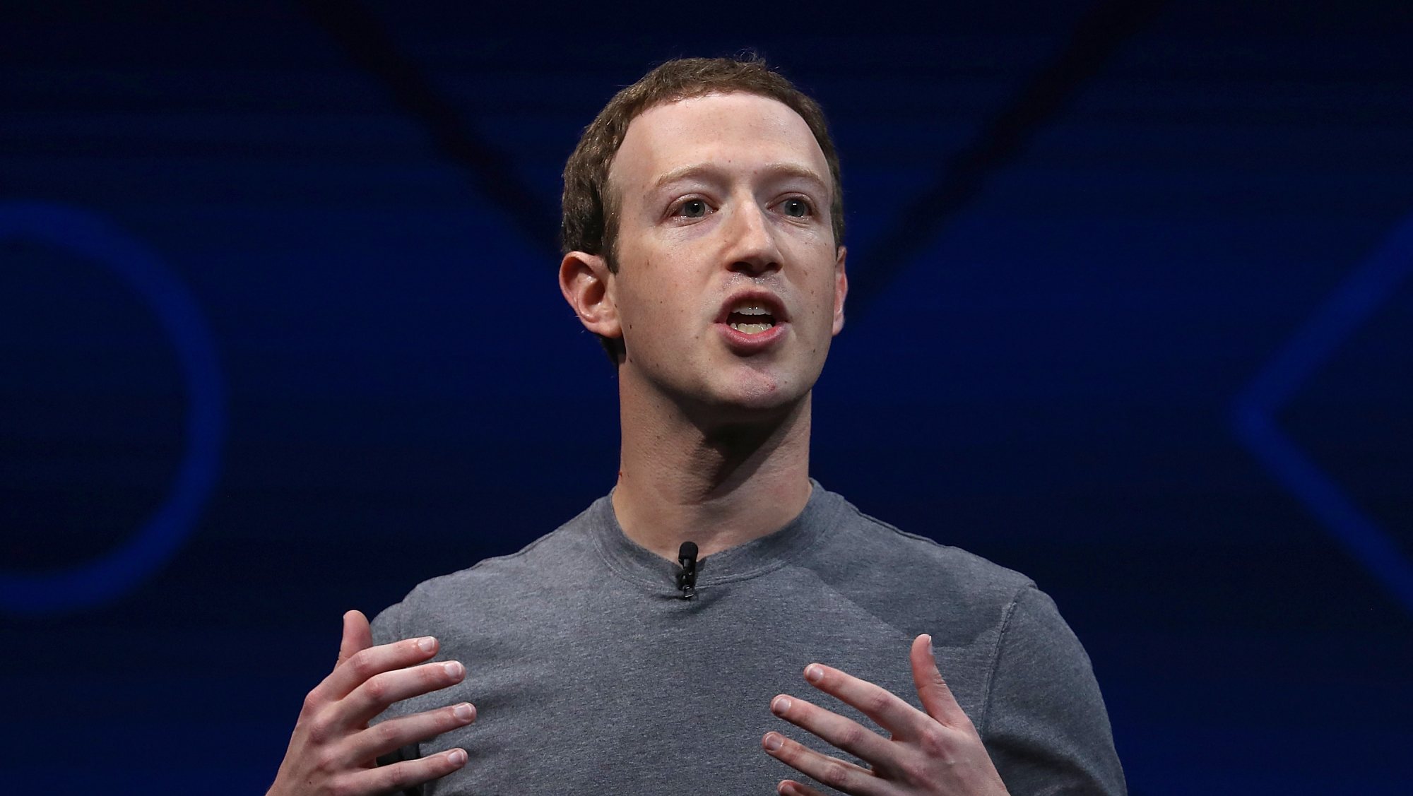 Criado por Mark Zuckerberg, o Facebook, além da rede social com o mesmo nome, detém o Instagram e o WhatsApp