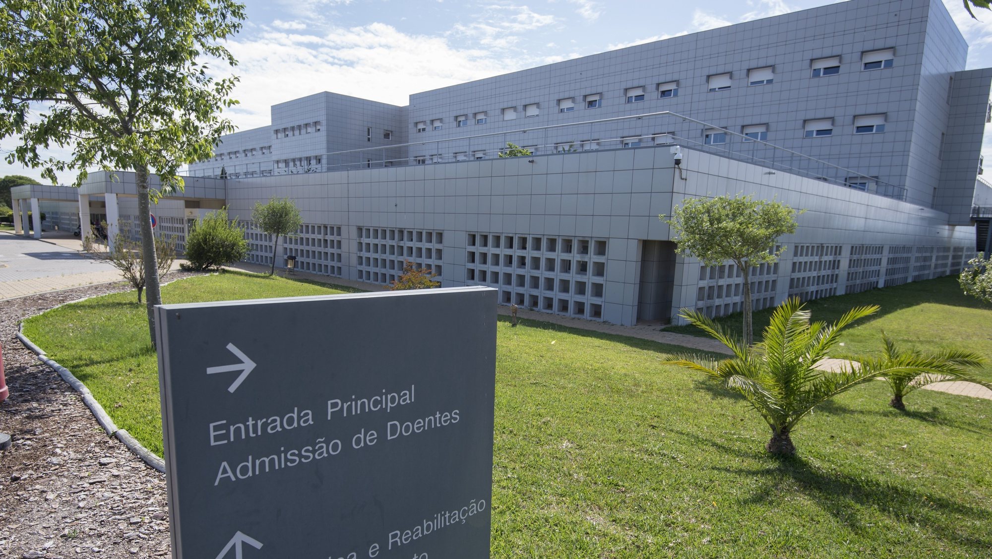 Edifício do Hospital do Litoral Alentejano, Santiago do Cacém, 28 de maio de 2017. TIAGO CANHOTO / LUSA