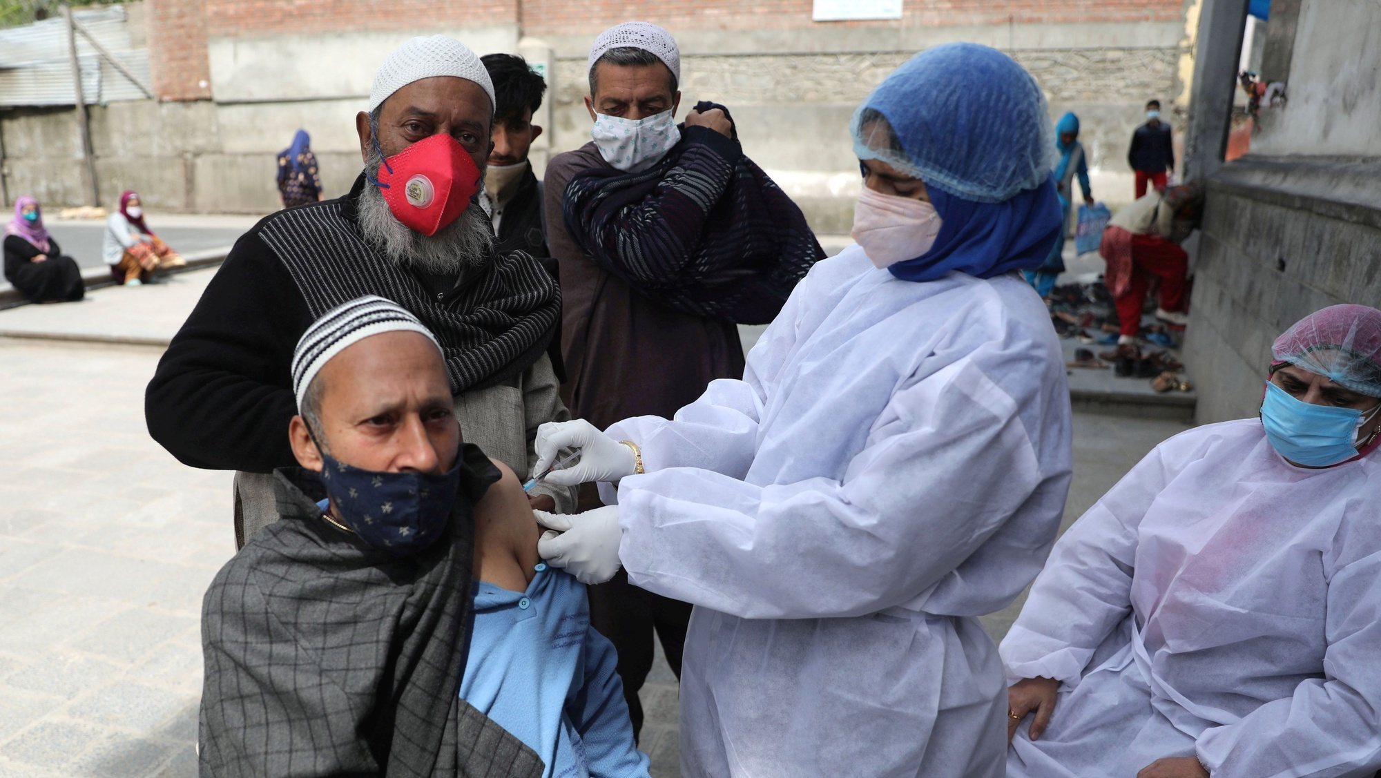 epa09149441 A Kashmiri man receives a shot of the vaccine against COVID-19 at a vaccination center in Srinagar, the summer capital of Indian Kashmir, 21 April 2021.  EPA/FAROOQ KHAN