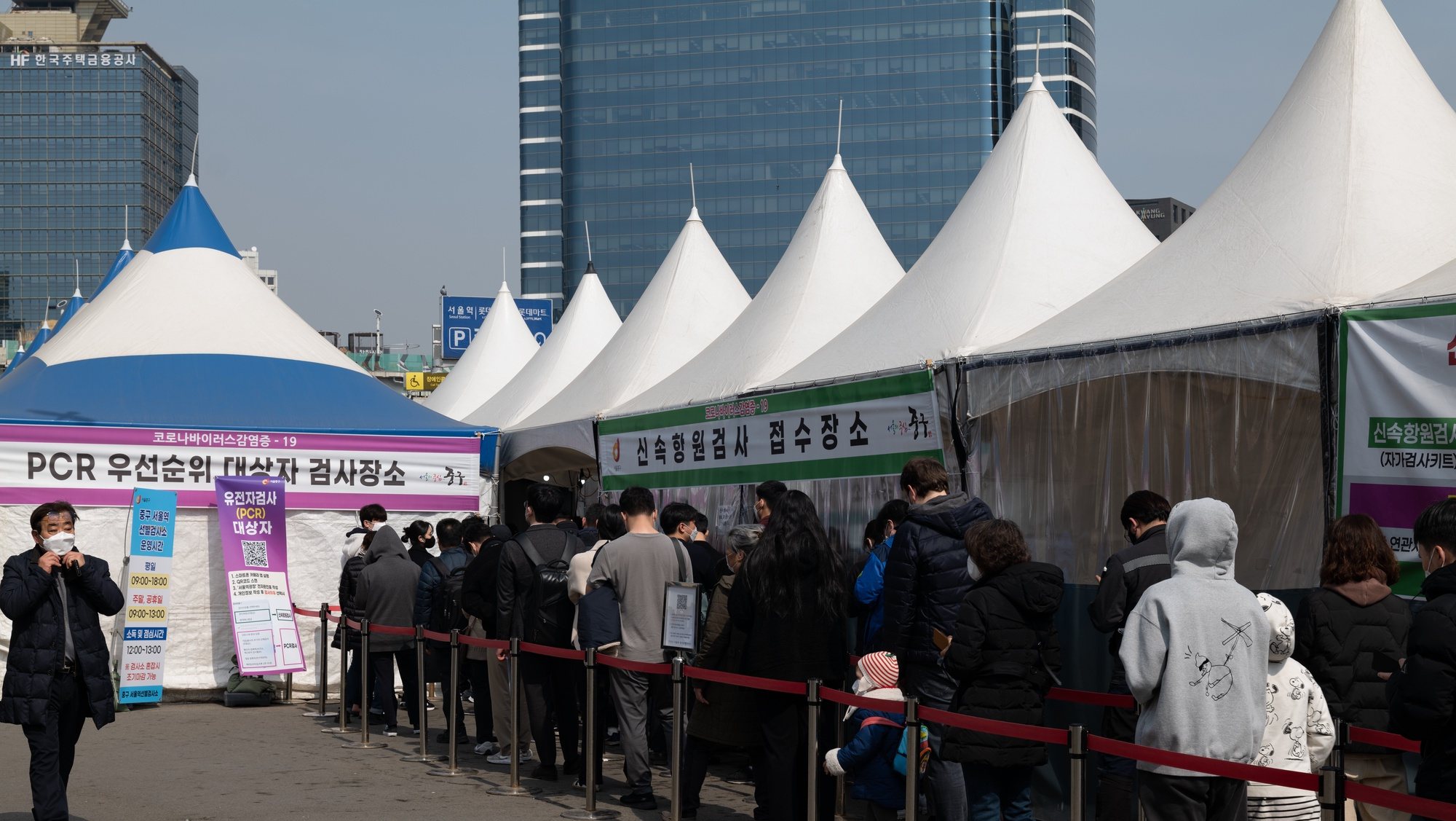 Pessoas em fila para serem testada na Coreia do Sul