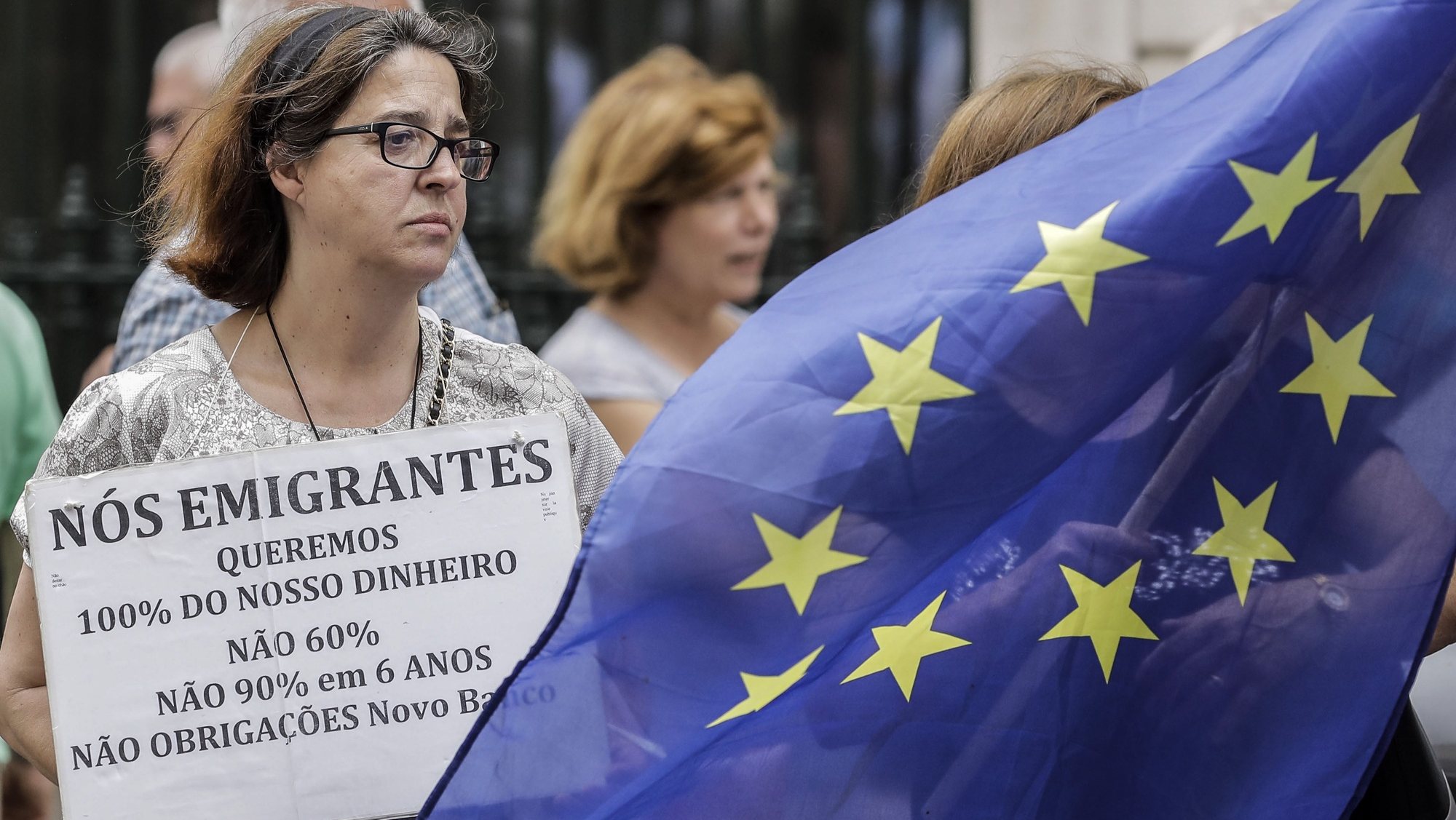 Uma manifestante transporta um cartaz durante uma manifestação do Grupo Lesados do BES/Novo Banco - Lesados Papel comercial e Lesados Emigrantes, Lisboa, 08 de agosto  de 2019. ANTÓNIO COTRIM/LUSA