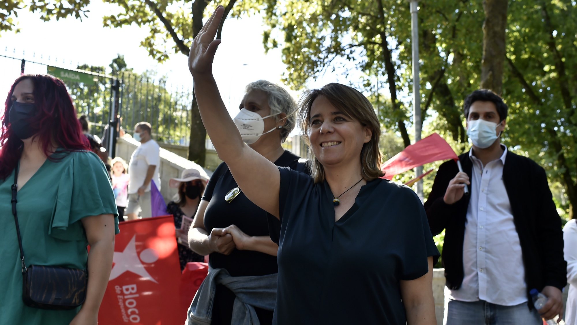 A coordenadora do Bloco de Esquerda (BE), Catarina Martins (2-E), esta tarde durante uma arruada em Viseu, no âmbito da campanha eleitoral para a eleições autárquicas 2021, em Viseu, 21 de setembro de 2021. NUNO ANDRÉ FERREIRA/LUSA